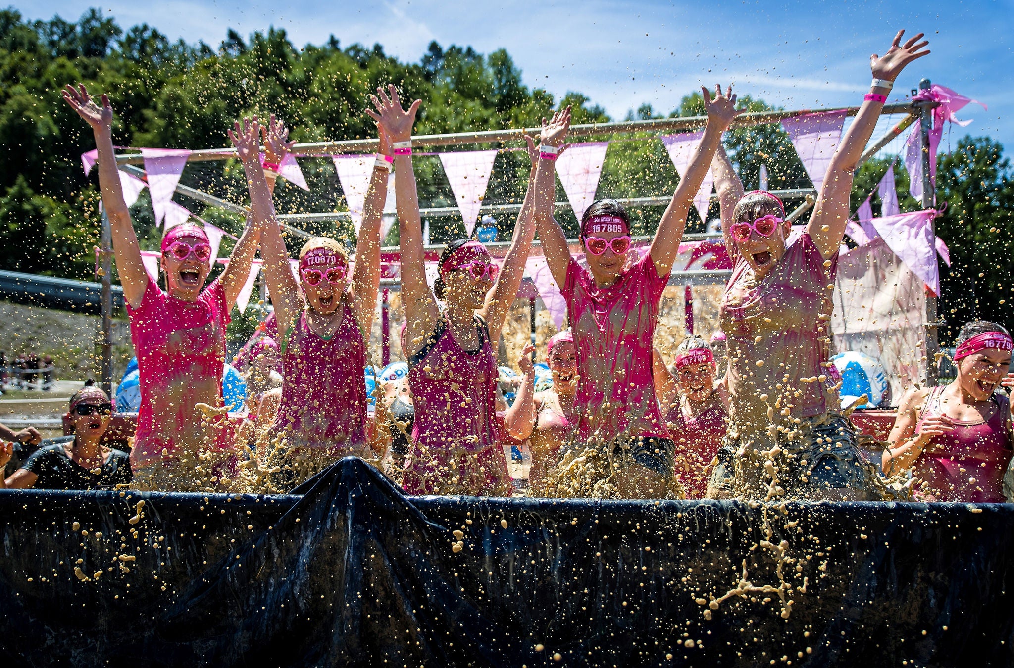 Frauen spritzen im Schlamm