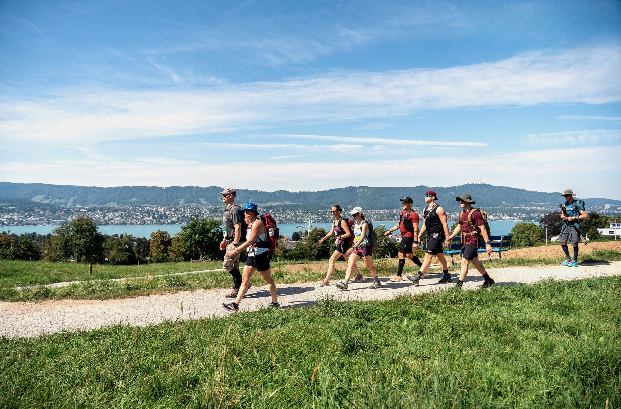 Eine Gruppe von mehreren Personen wandert bei schönstem Wetter.