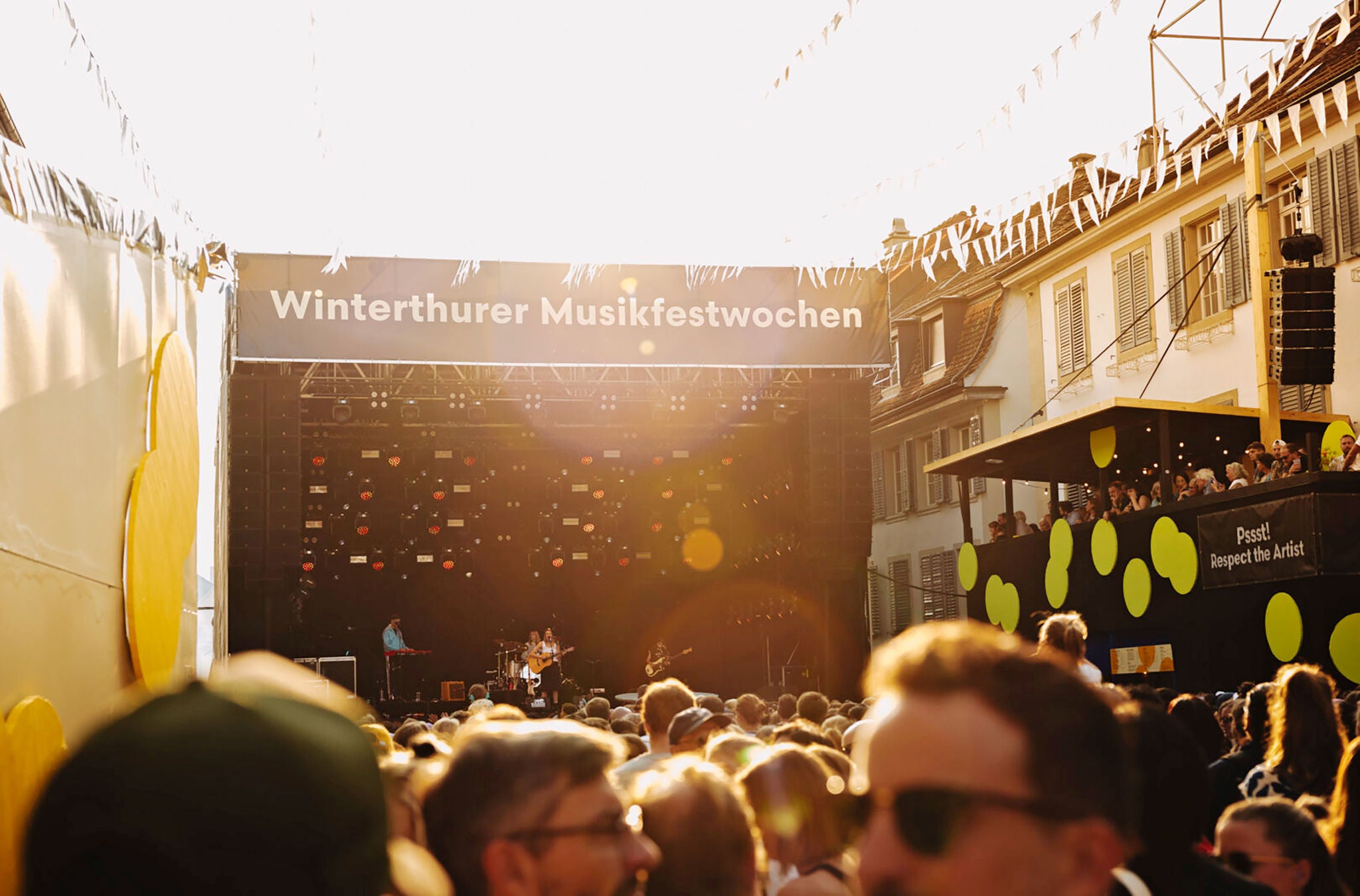 Nahaufnahme Bühne mit Abendsonne