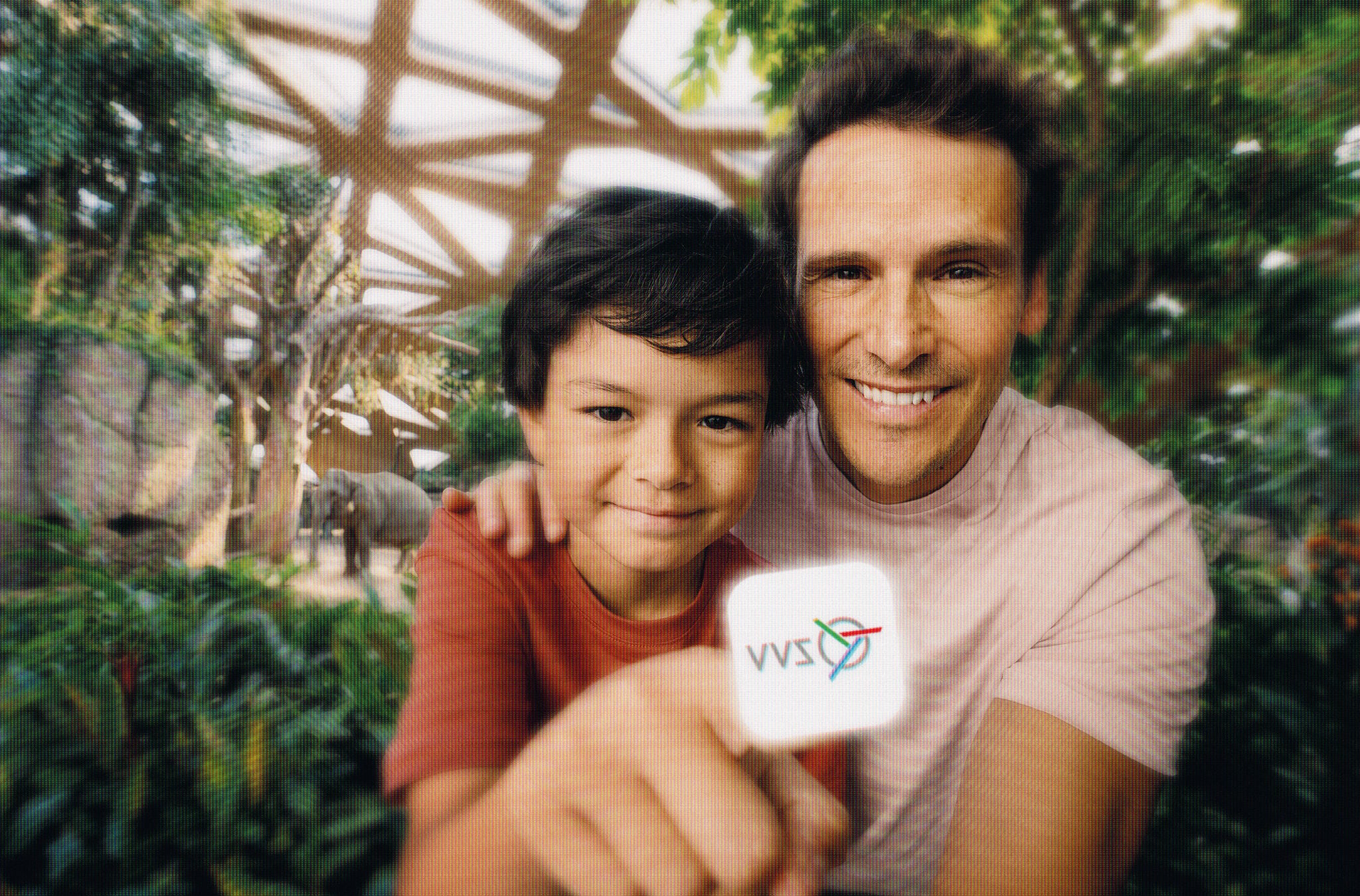 Ein Vater ist mit seinem Kind auf einem Tagesausflug im Zoo, mit dem 9-Uhr-Tagespass in der ZVV-App 