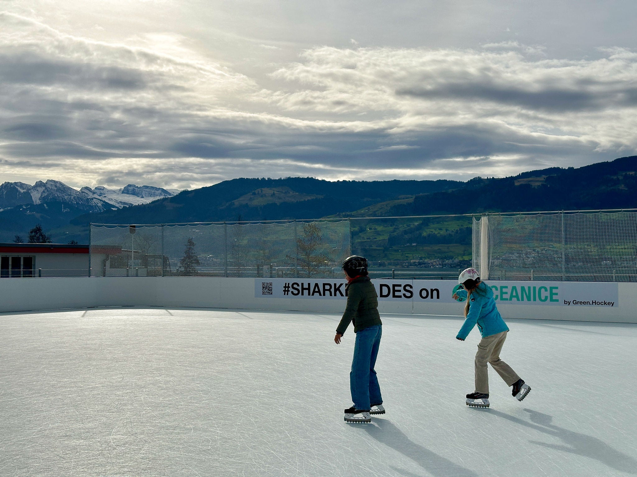 Kinder beim Schlittschuhlaufen auf dem Eisfeld Lido in Rapperswil