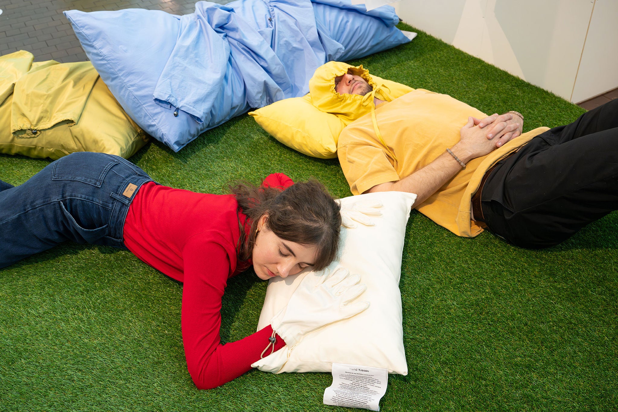 Zwei schlafende Personen in der Ausstellung zum Thema "Langeweile" im Vögele Kultur Zentrum Pfäffikon SZ.