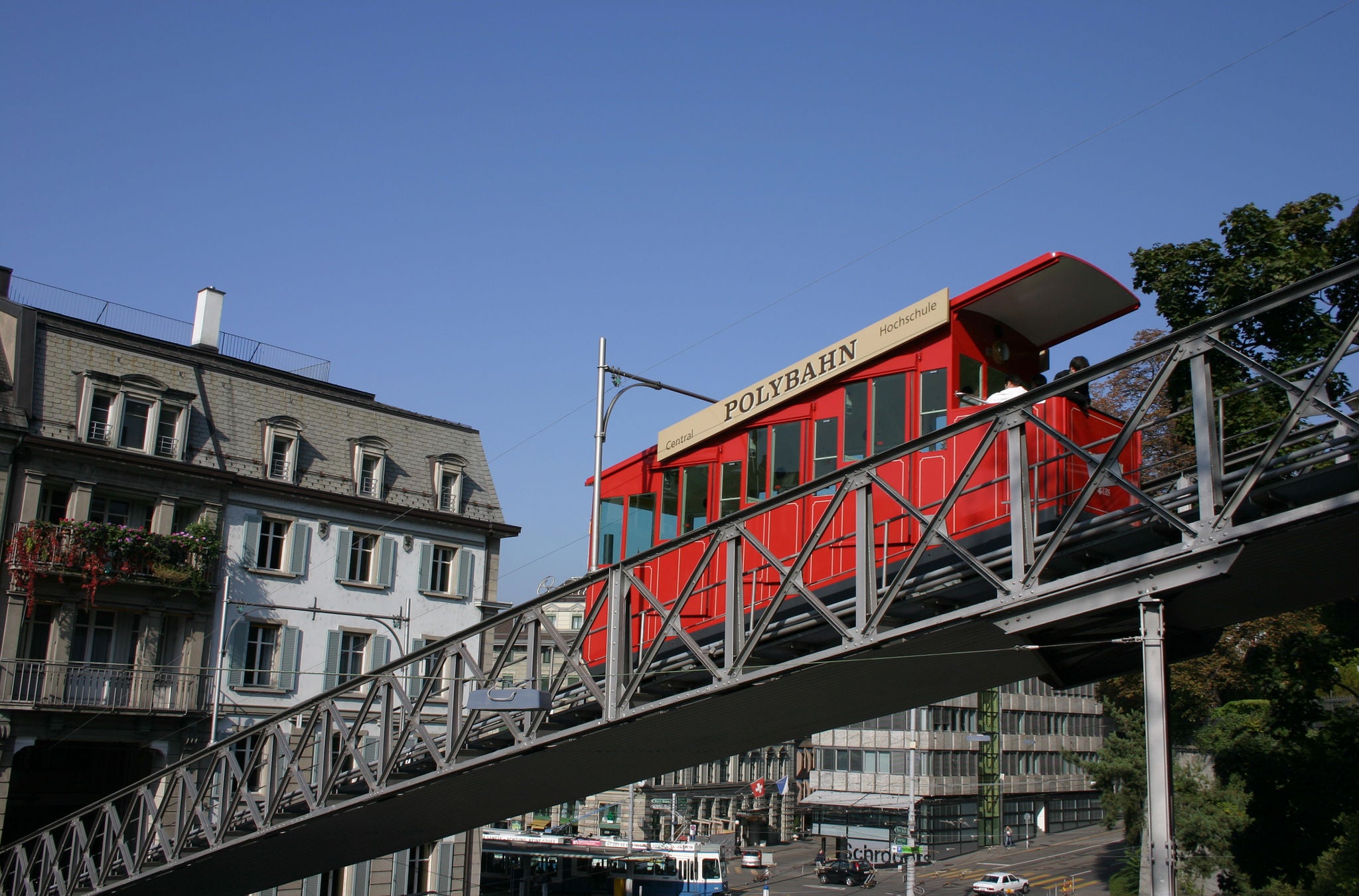 Die Polybahn fährt bergwärts über den Hirschengraben.