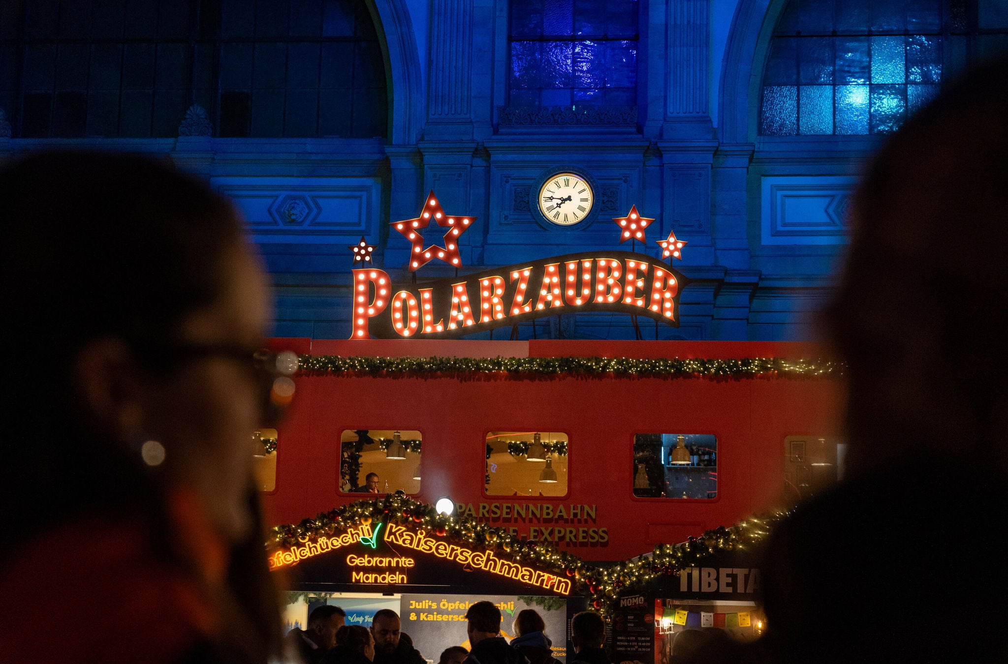 Sicht auf Dekoration am Polarzauber Weihnachtsmarkt Zürich Hauptbahnhof