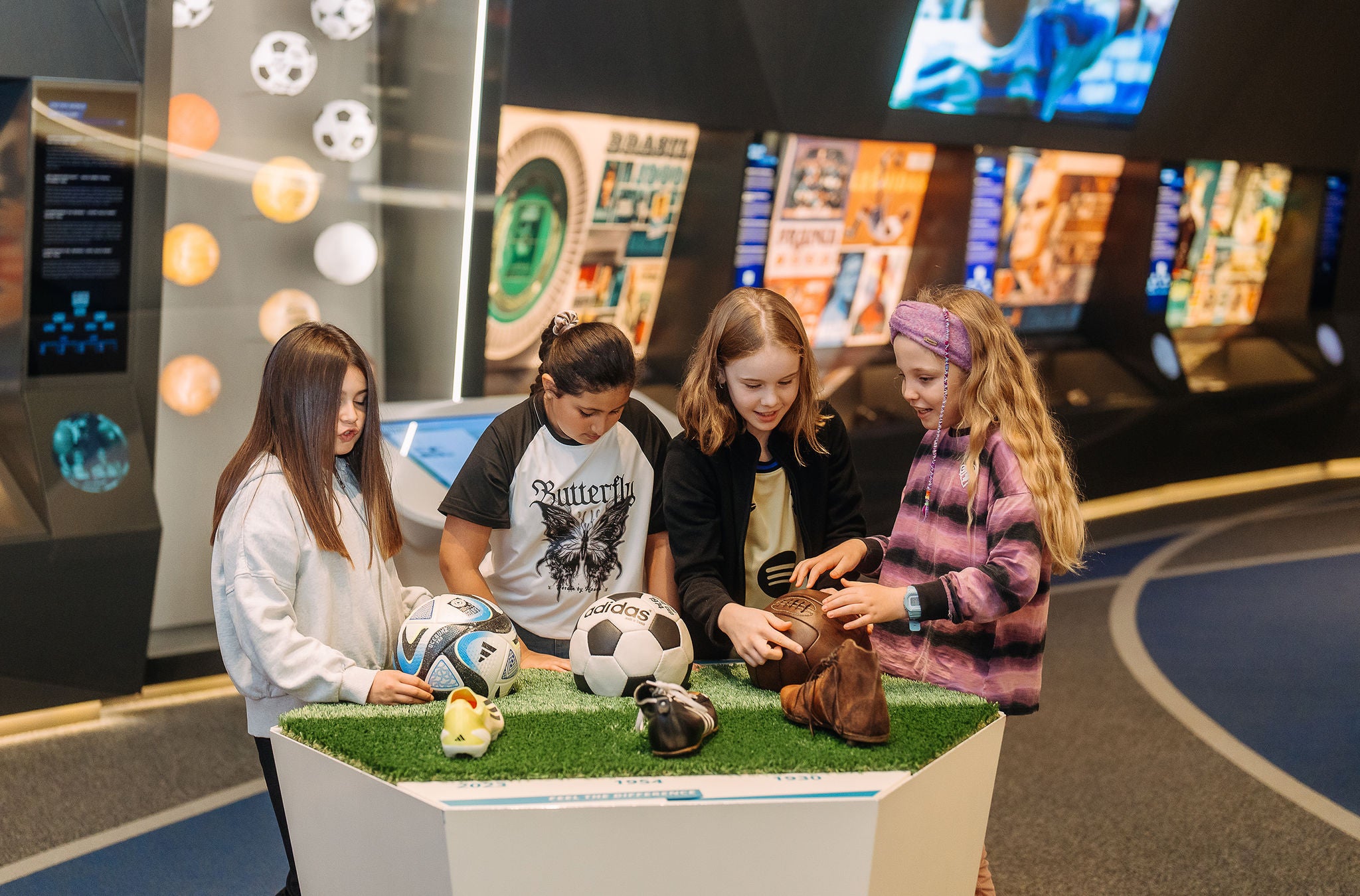 Kinder in der Ausstellung des FIFA Museum Zürich