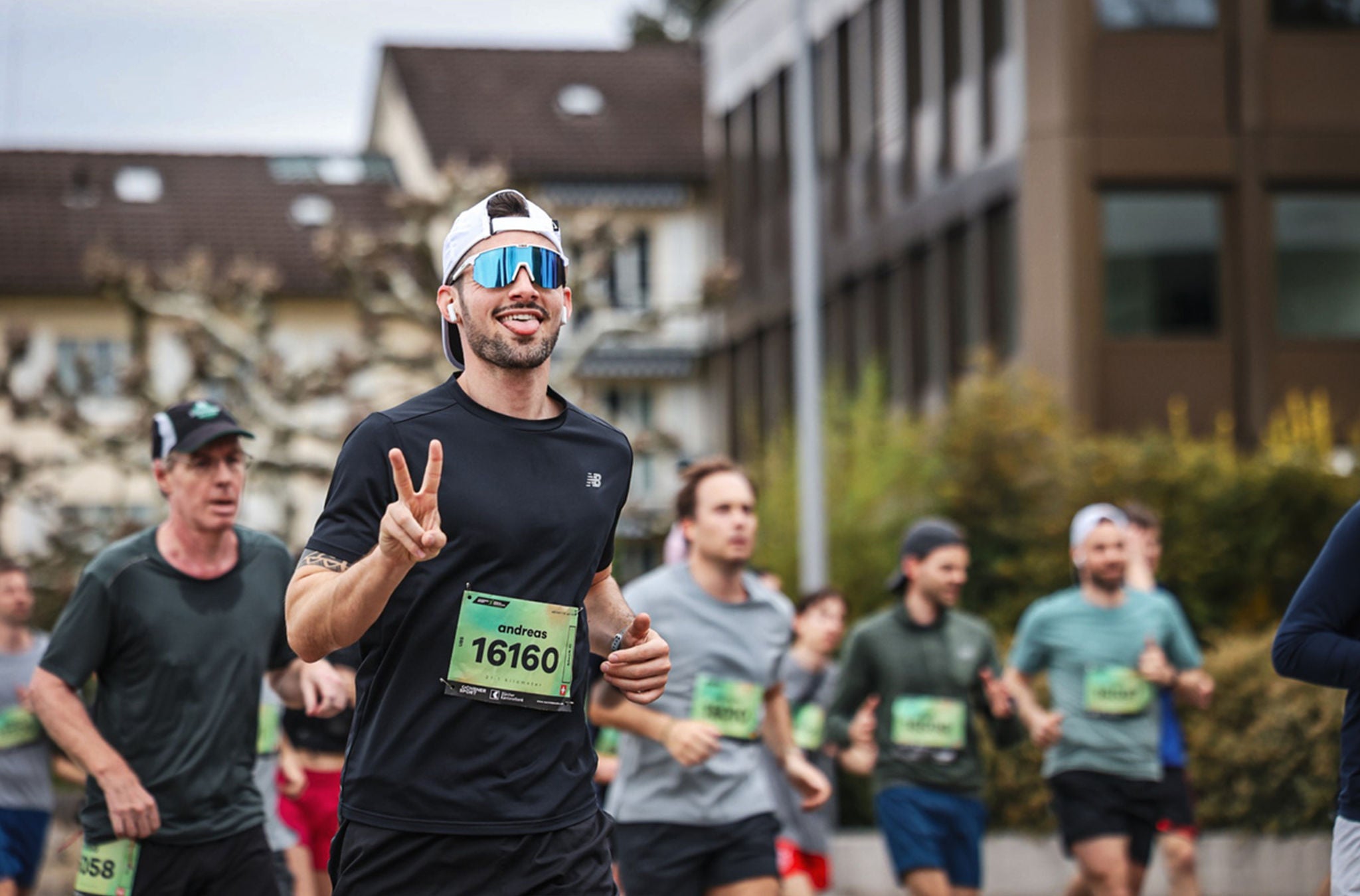 Mann rennt mit Sonnenbrille. 