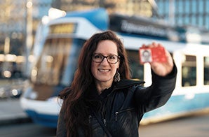 Frau mit SwissPass