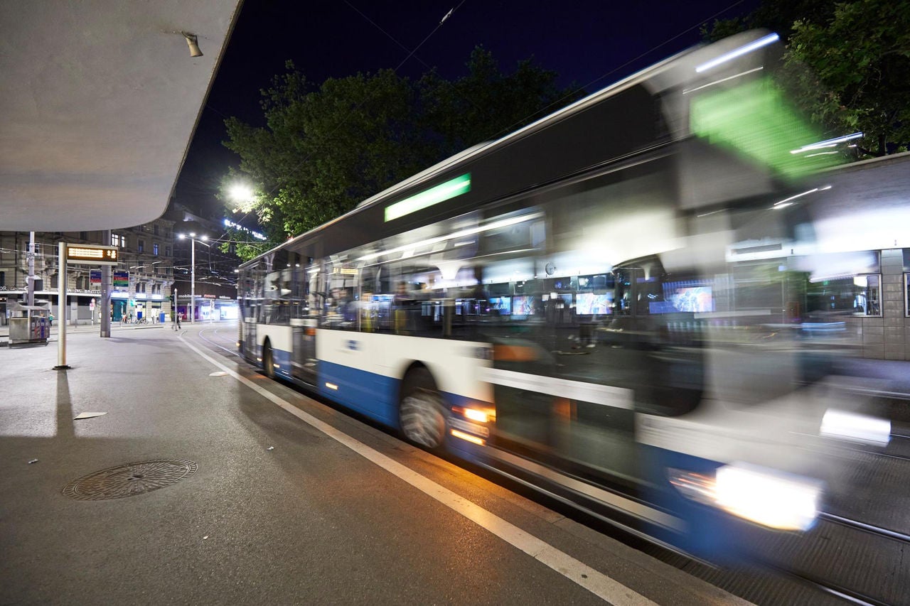 Ein Bus der VBZ fährt an von der Haltestelle los