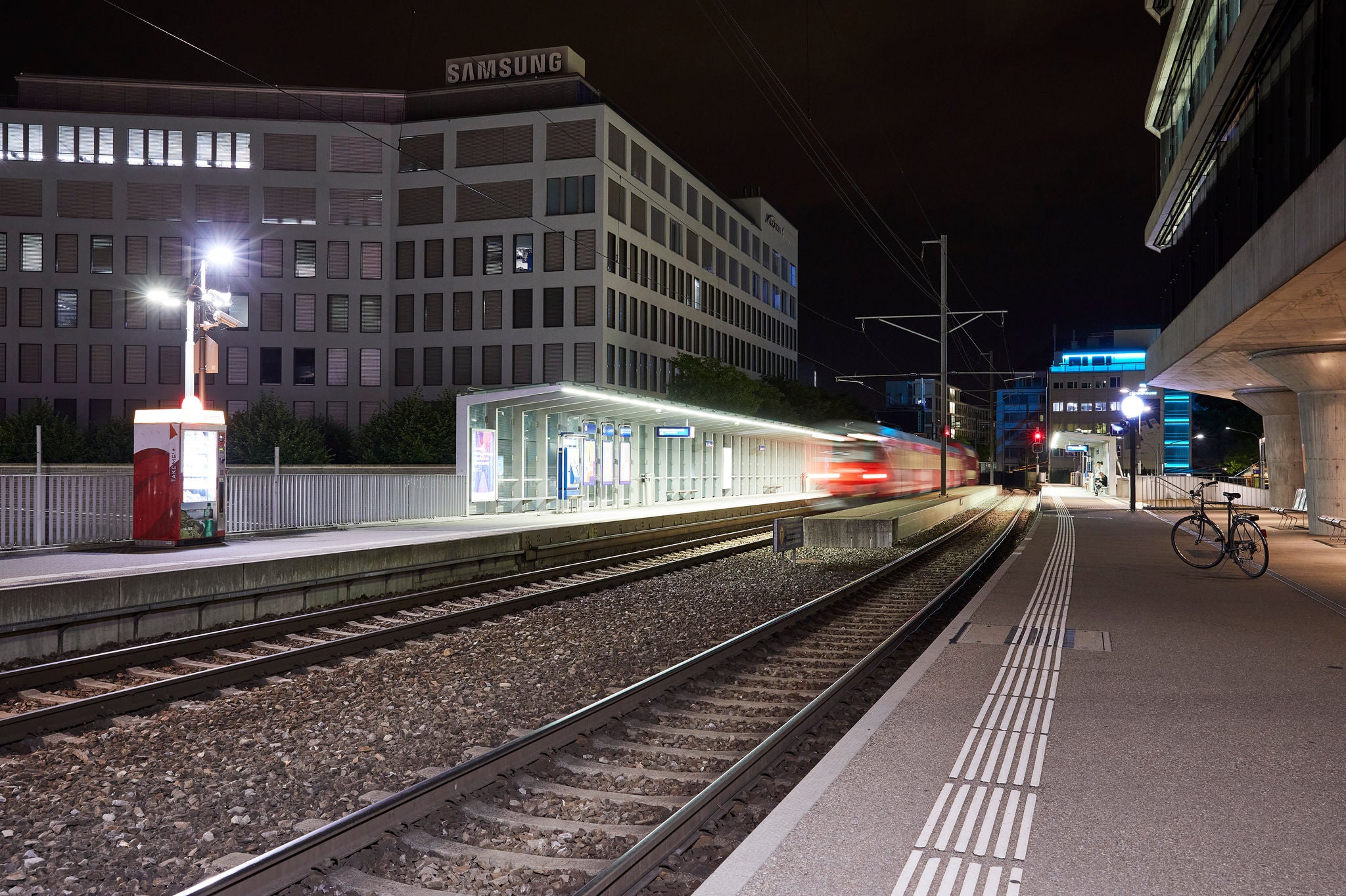 Frau löst Ticket am ZVV-Automaten