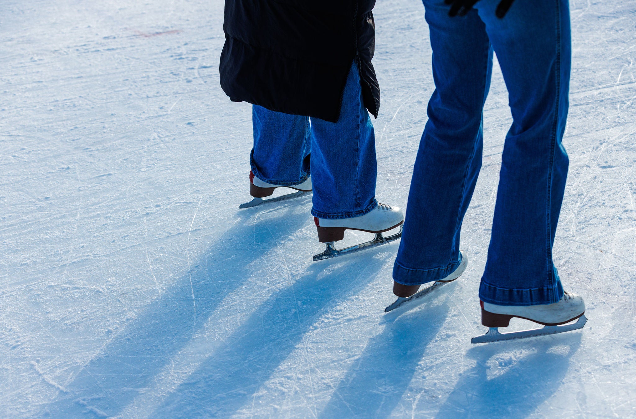 Läuferinnen auf der Dolder Eisbahn in Zürich