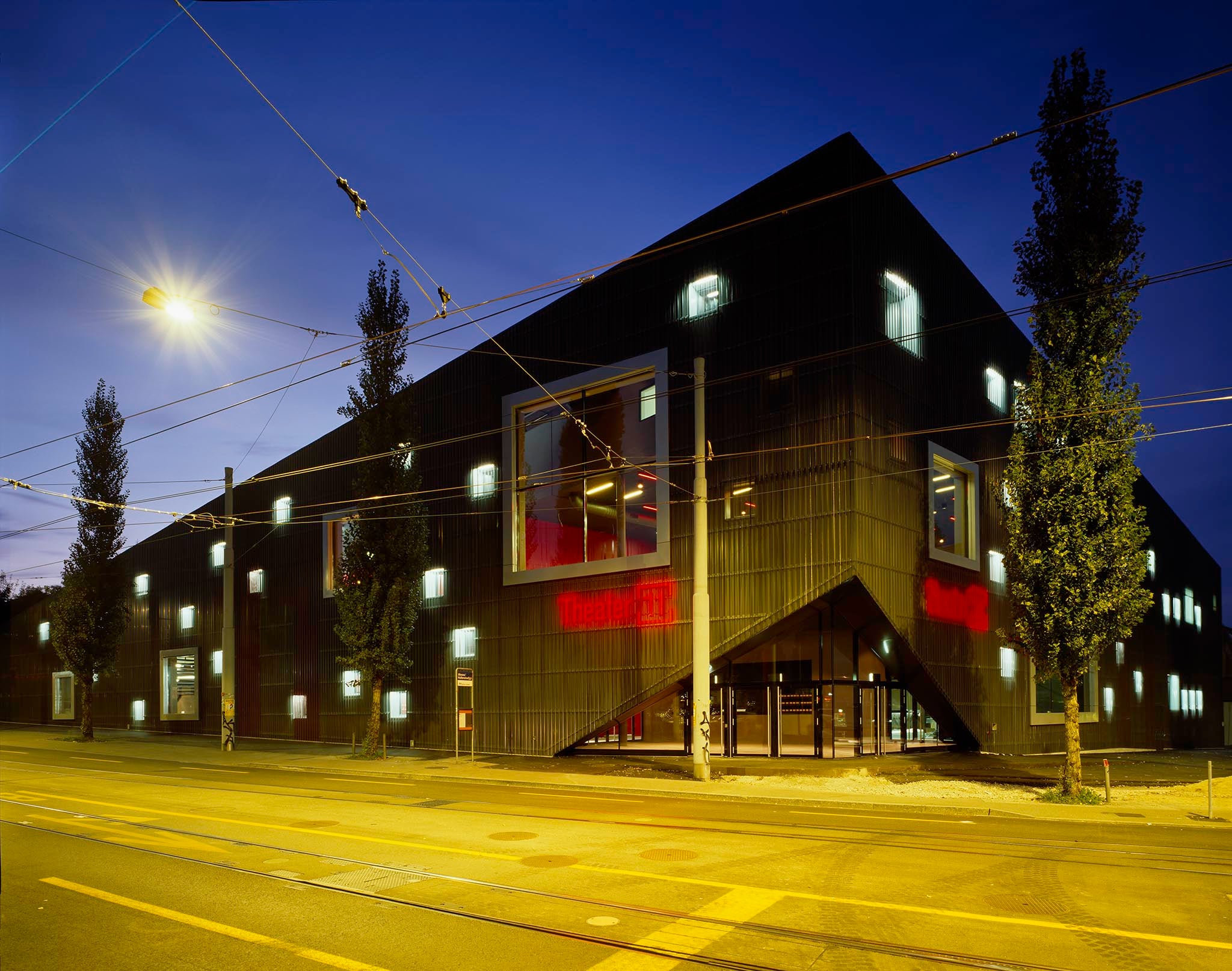 Aussenansicht bei Nacht vom Theater 11 Zürich Oerlikon