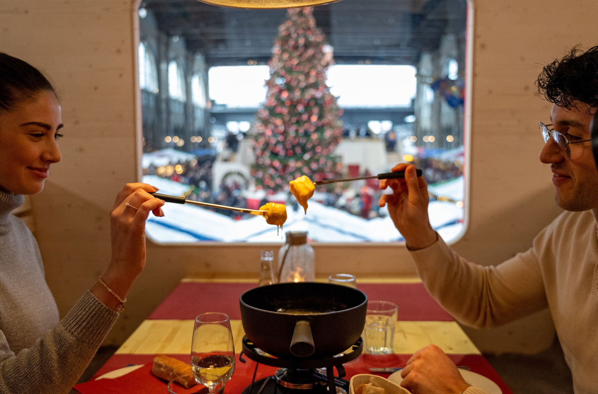 Fonduechalet am Polarzauber Weihnachtsmarkt Zürich Hauptbahnhof