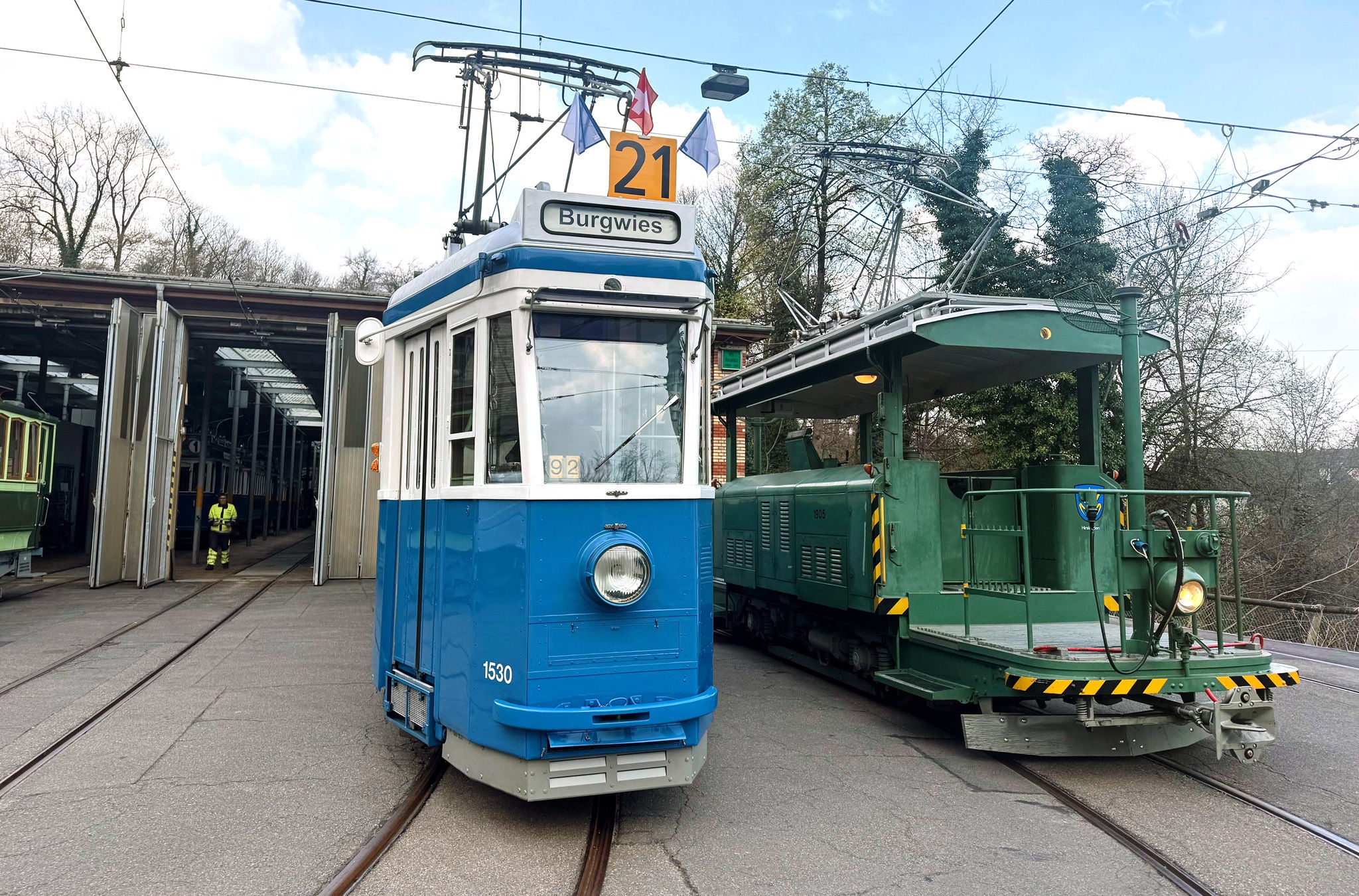 Ein altes Tram vor dem Tram-Museum in Zürich.
