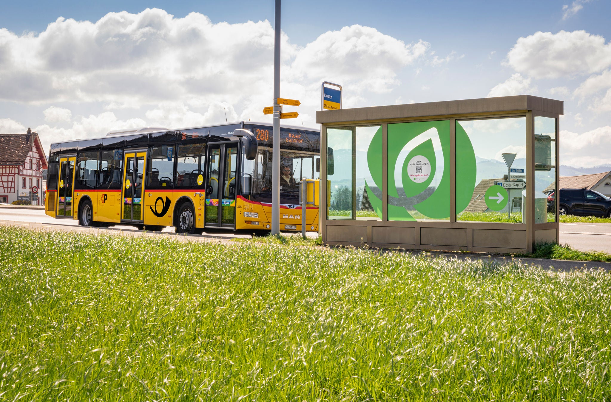 Postauto an der Haltestelle Kloster auf dem Umweg am Albis. 