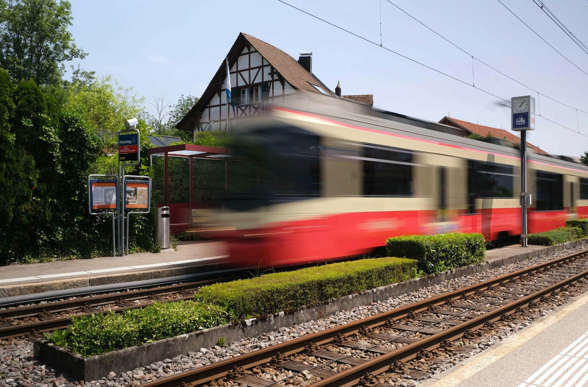 Die Forchbahn fährt bei der Station Hinteregg vorbei
