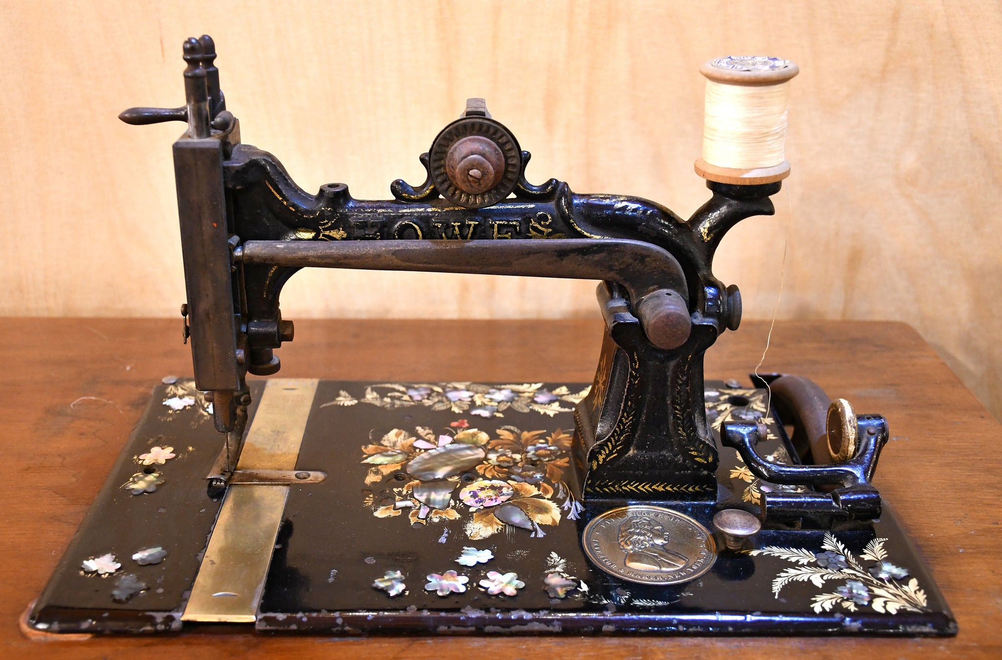 Alte, verzierte Nähmaschine im Nähmaschinen-Museum Dürnten.