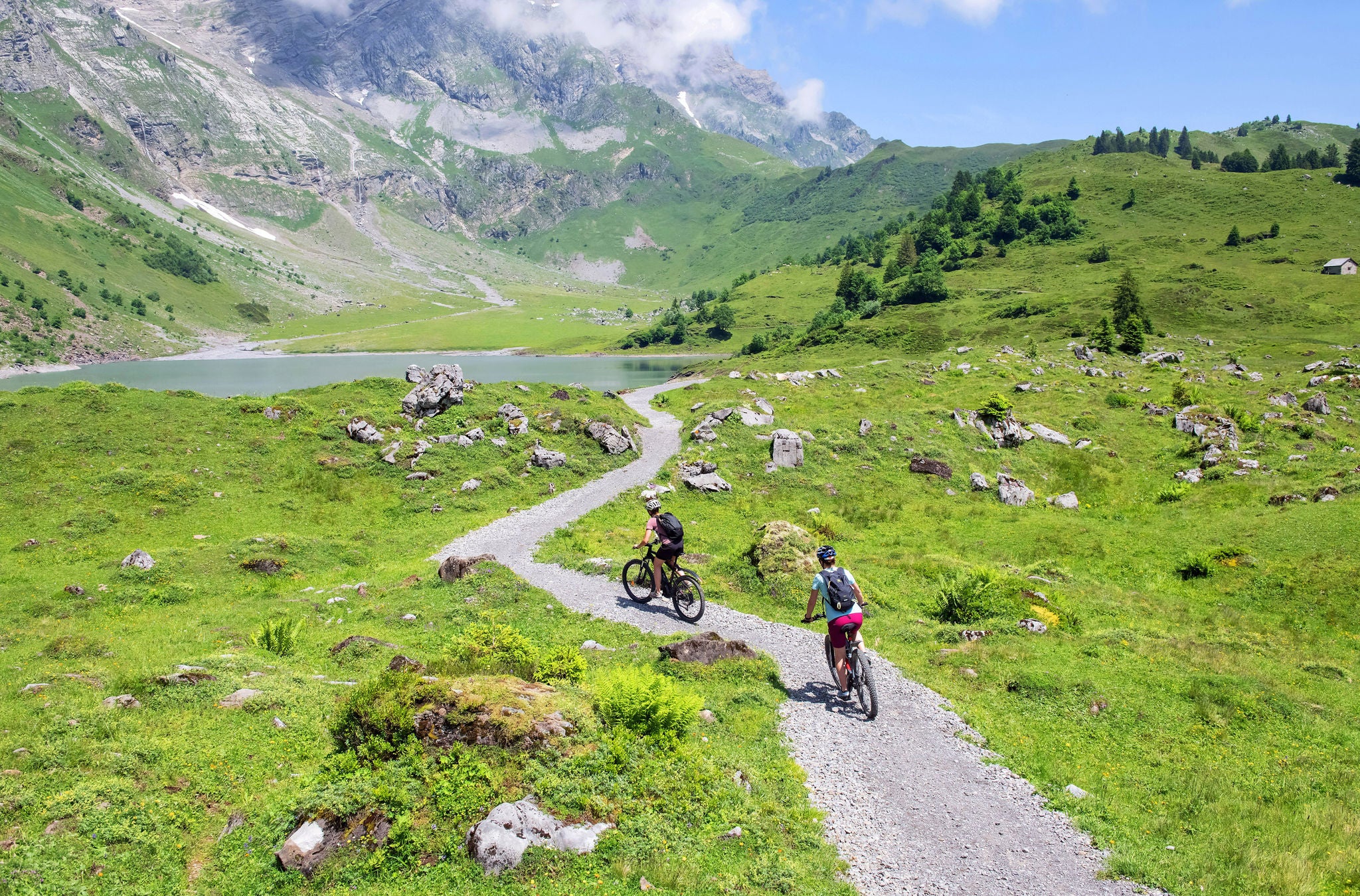 Zwei Personen auf Bikes in Braunwald.