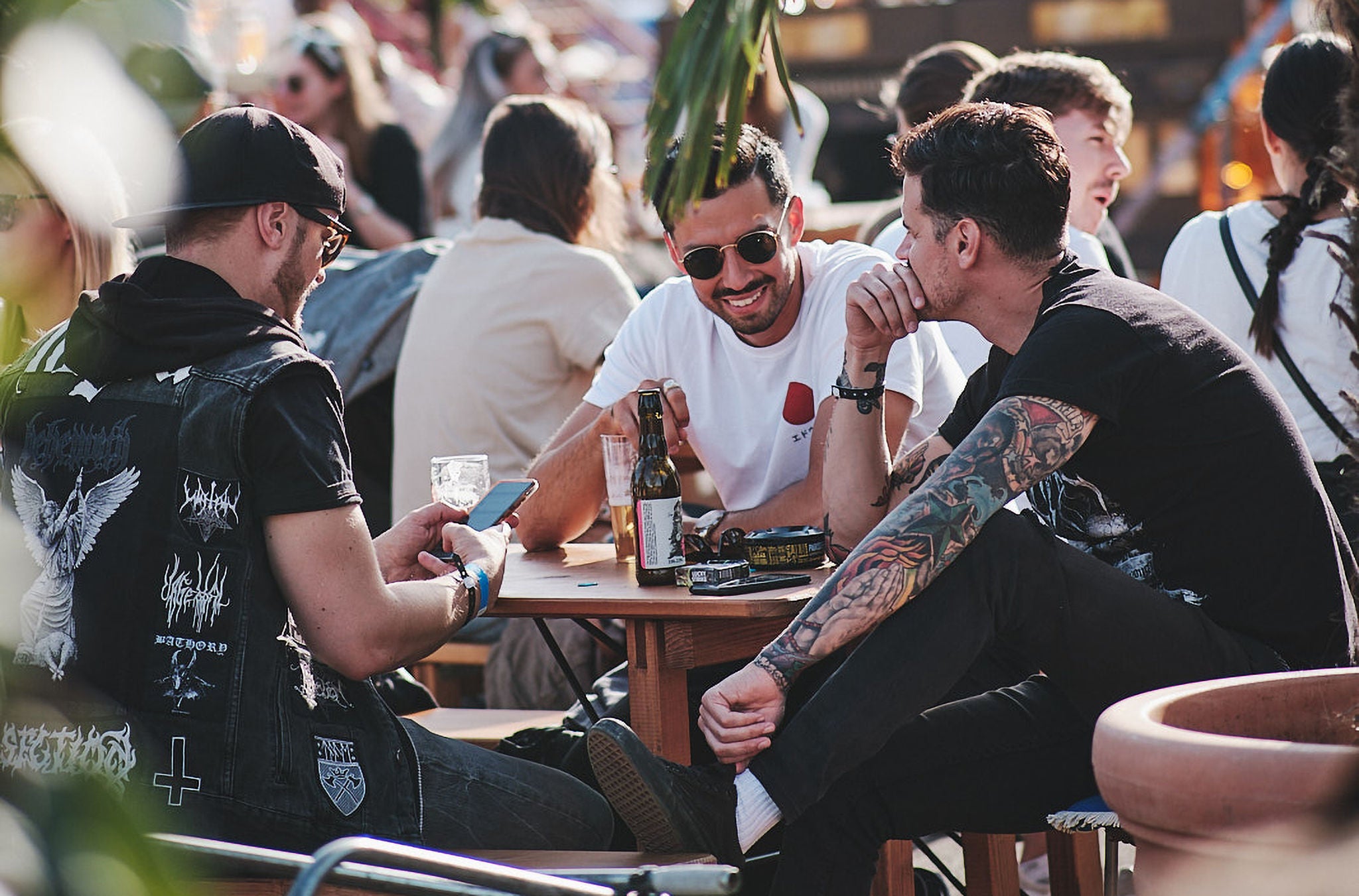 Junge Männer am Tisch