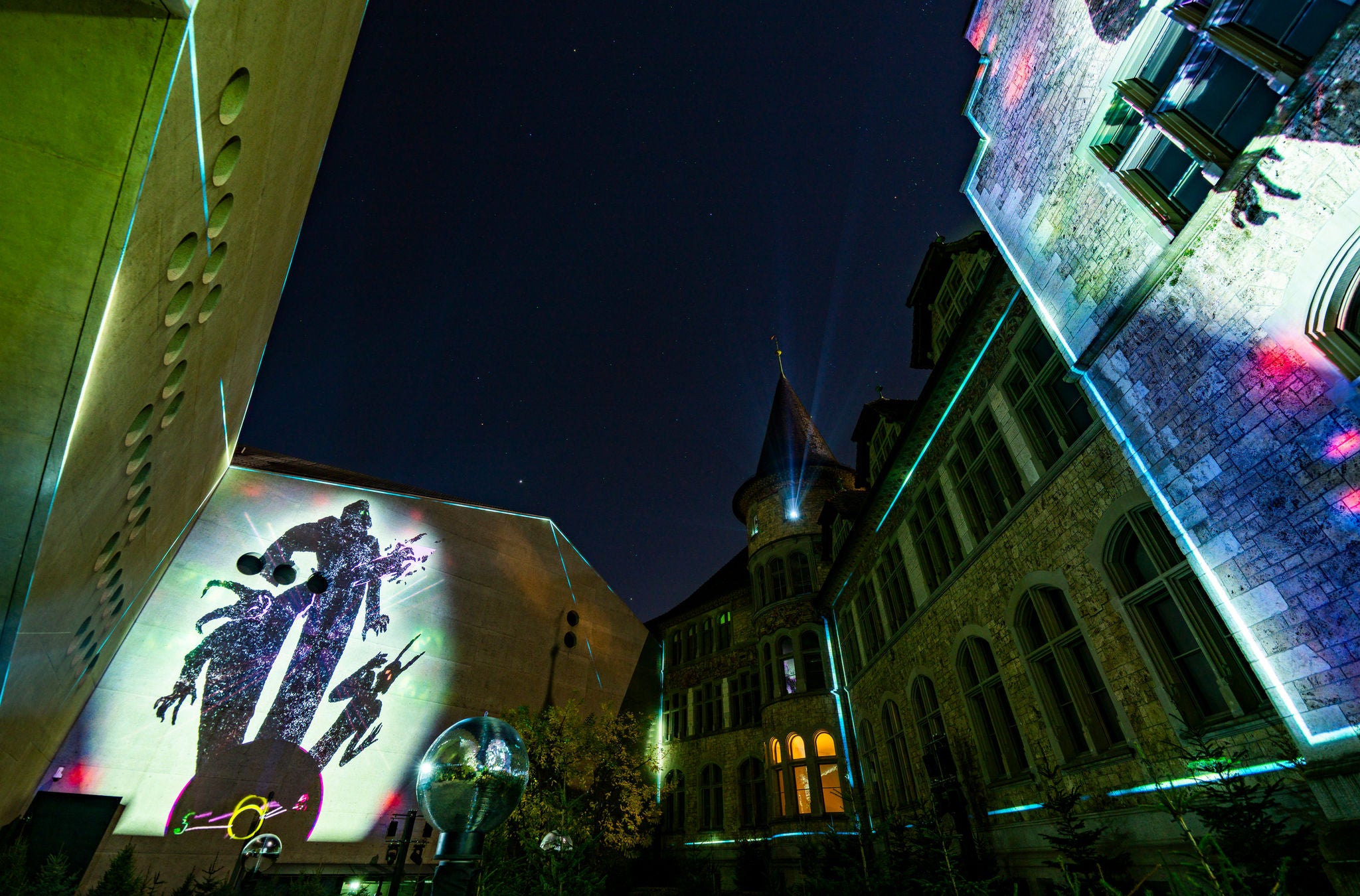 Lichter des Illuminarium an der Aussenwand des Landesmuseums in Zürich.