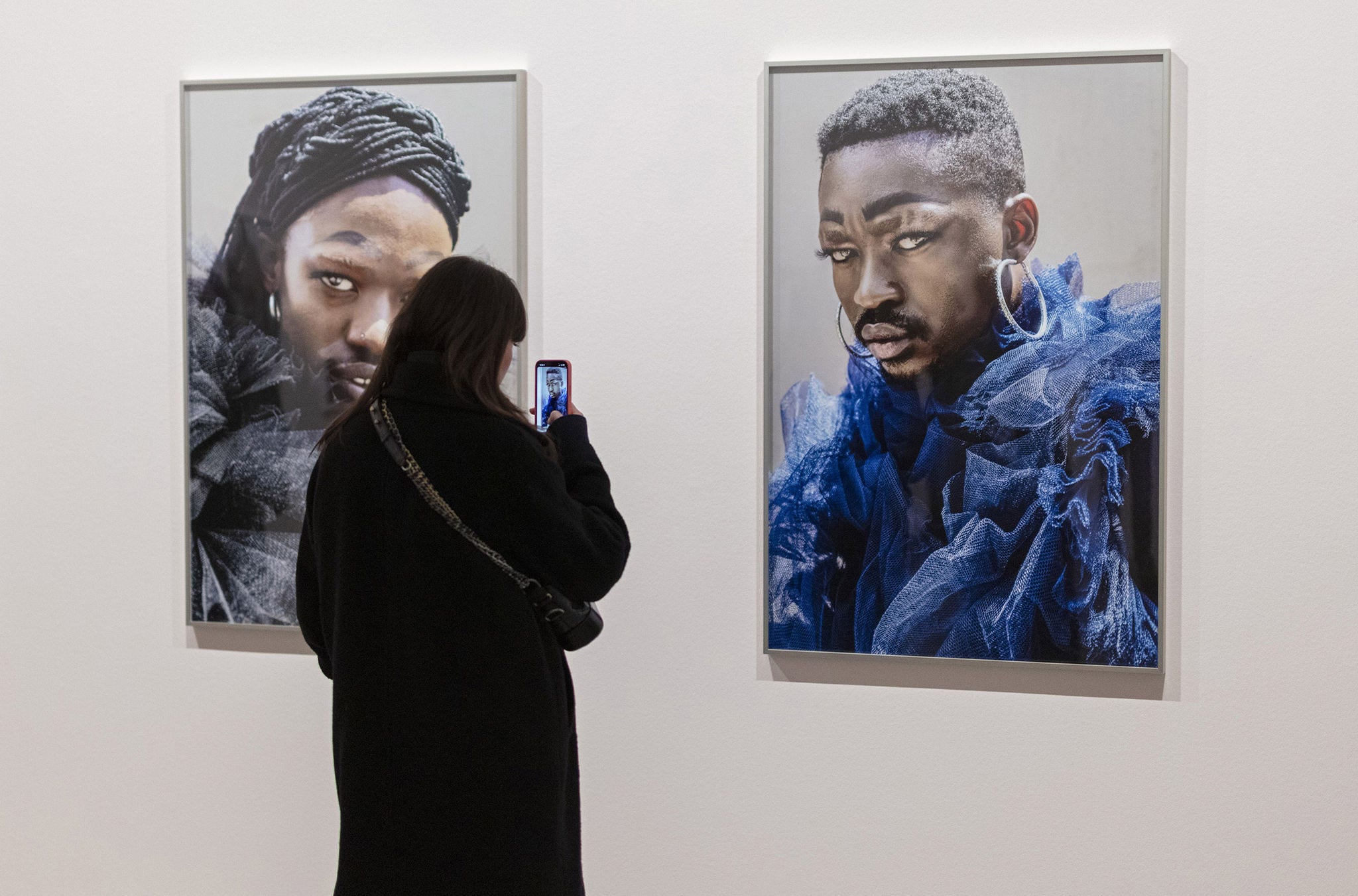 Frau mit Handy vor Bild im Fotomuseum Winterthur
