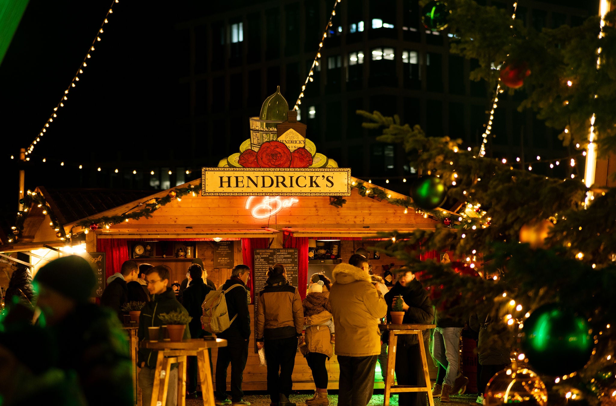 Die Hendrick's Bar am Winterthurer Wintermarkt mit vielen Besuchenden. 