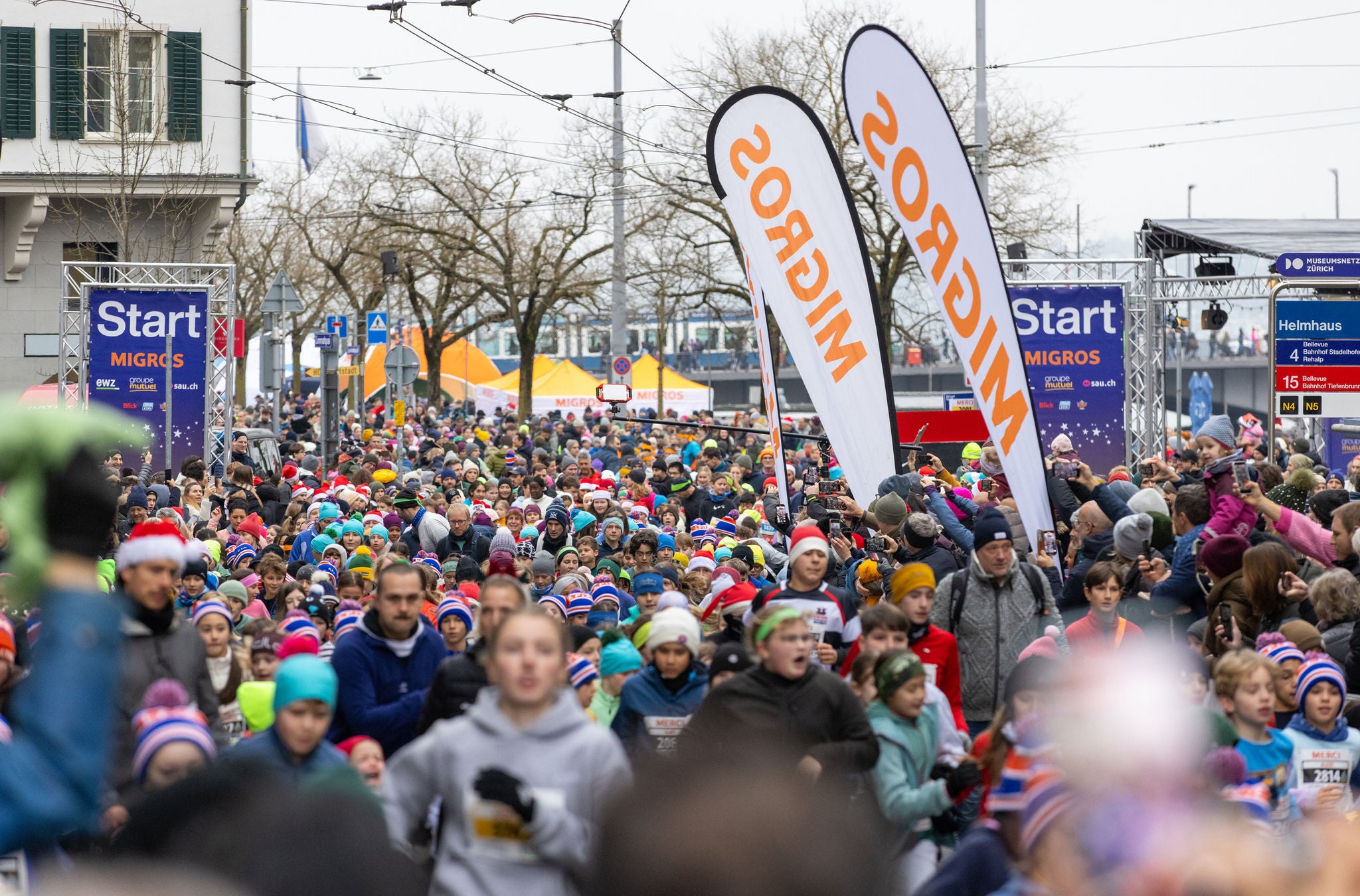 Laufmasse in der Innenstadt am Zürcher Silvesterlauf