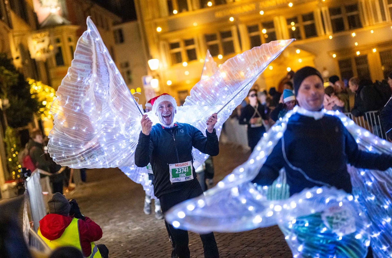 Laufen mit Riesenflügeln am Zürcher Silvesterlauf