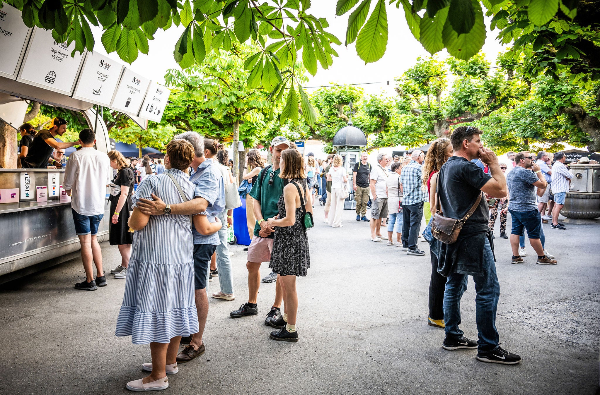 Menschen stehen vor einem Food Truck. 