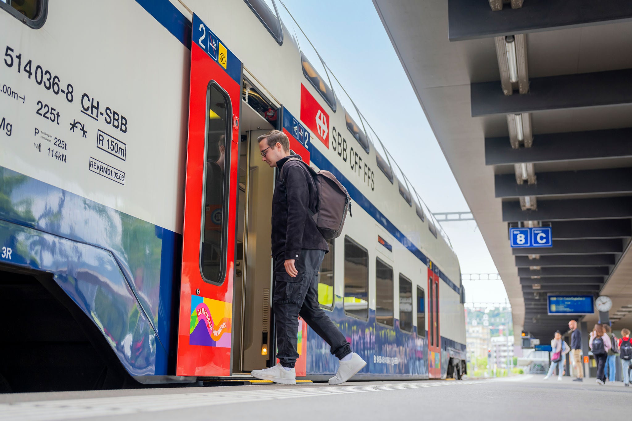 Fahrgast steigt in Zug ein 