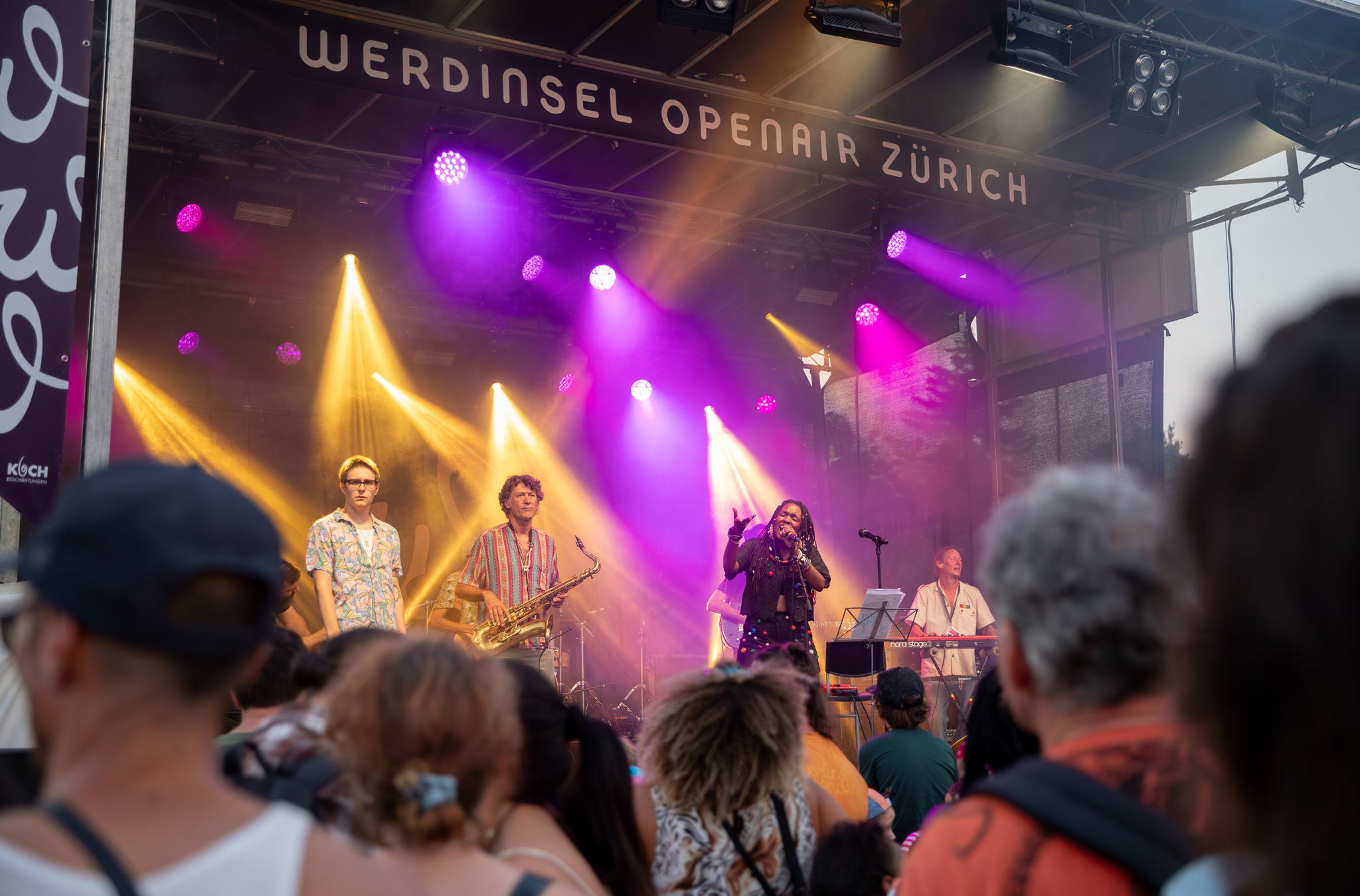 Band auf der Bühne am Werdinsel Openair