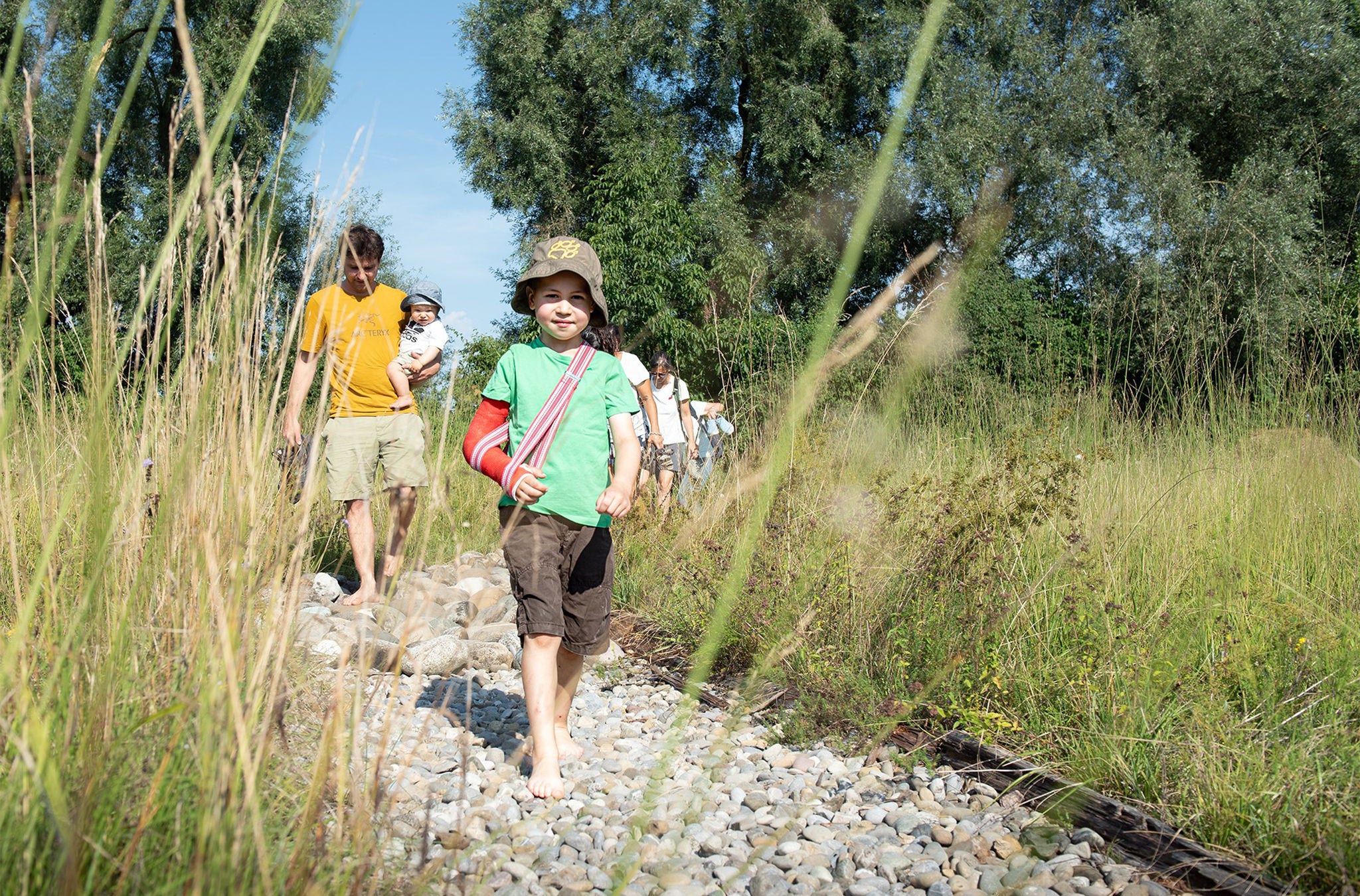 Kind mit Elternteil in der Natur