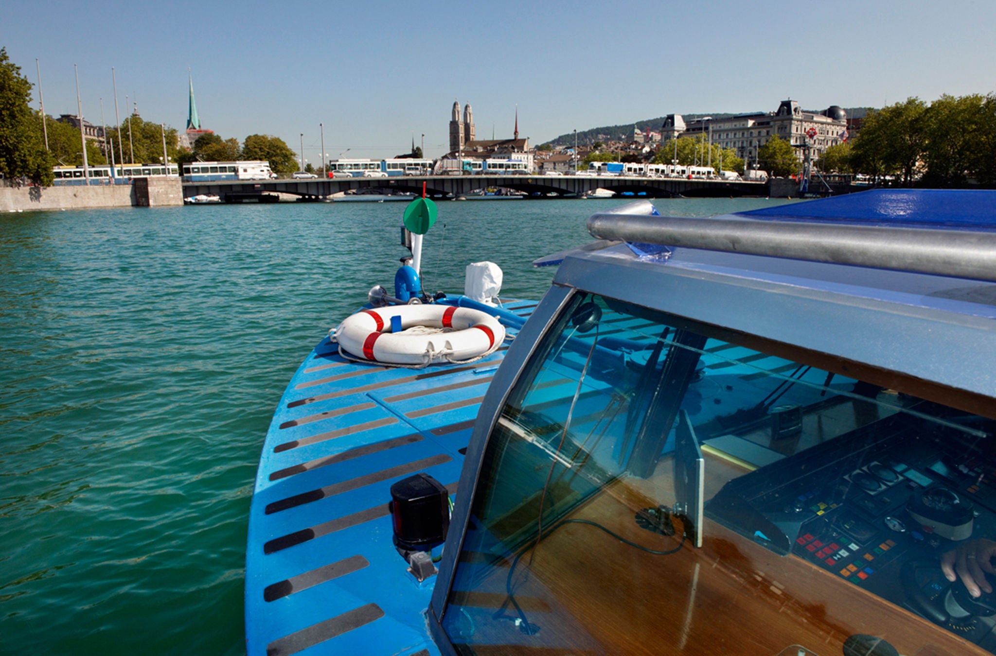 Der Blick nach vorne von der Reling eines Limmatschiffs.