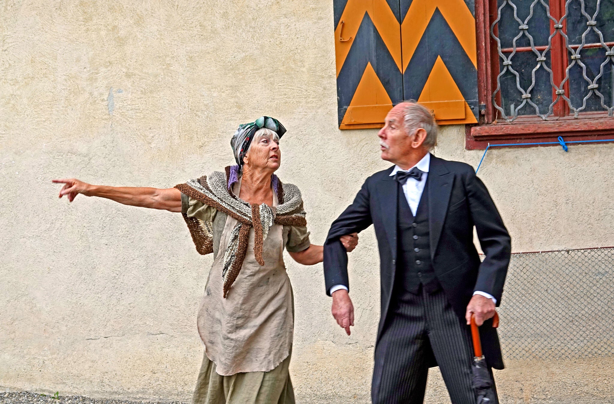 Theaterszene mit zwei Darstellern auf einer Führung im Schloss Hegi.