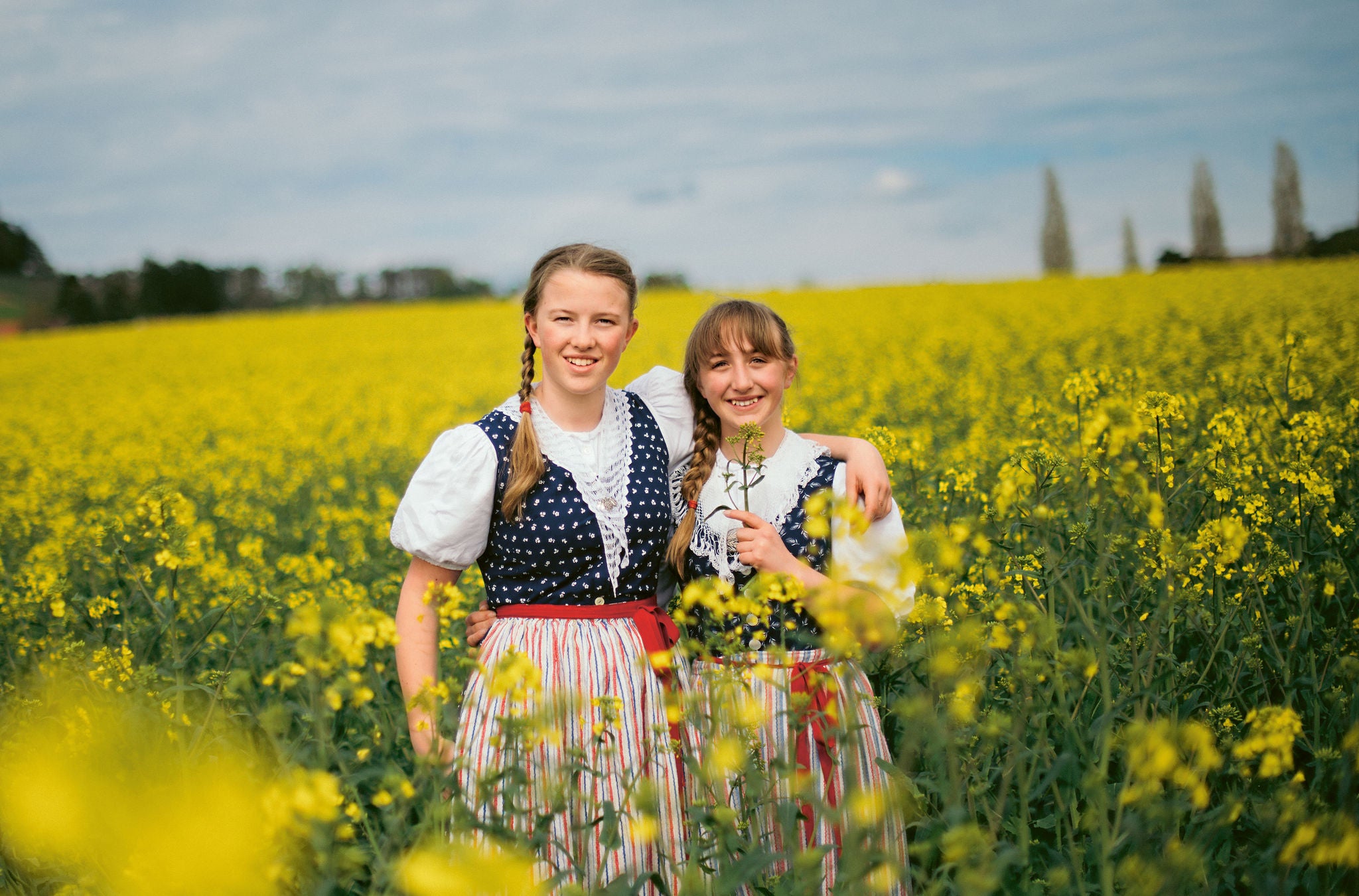 Zwei Mädchen im Rapsfeld. 