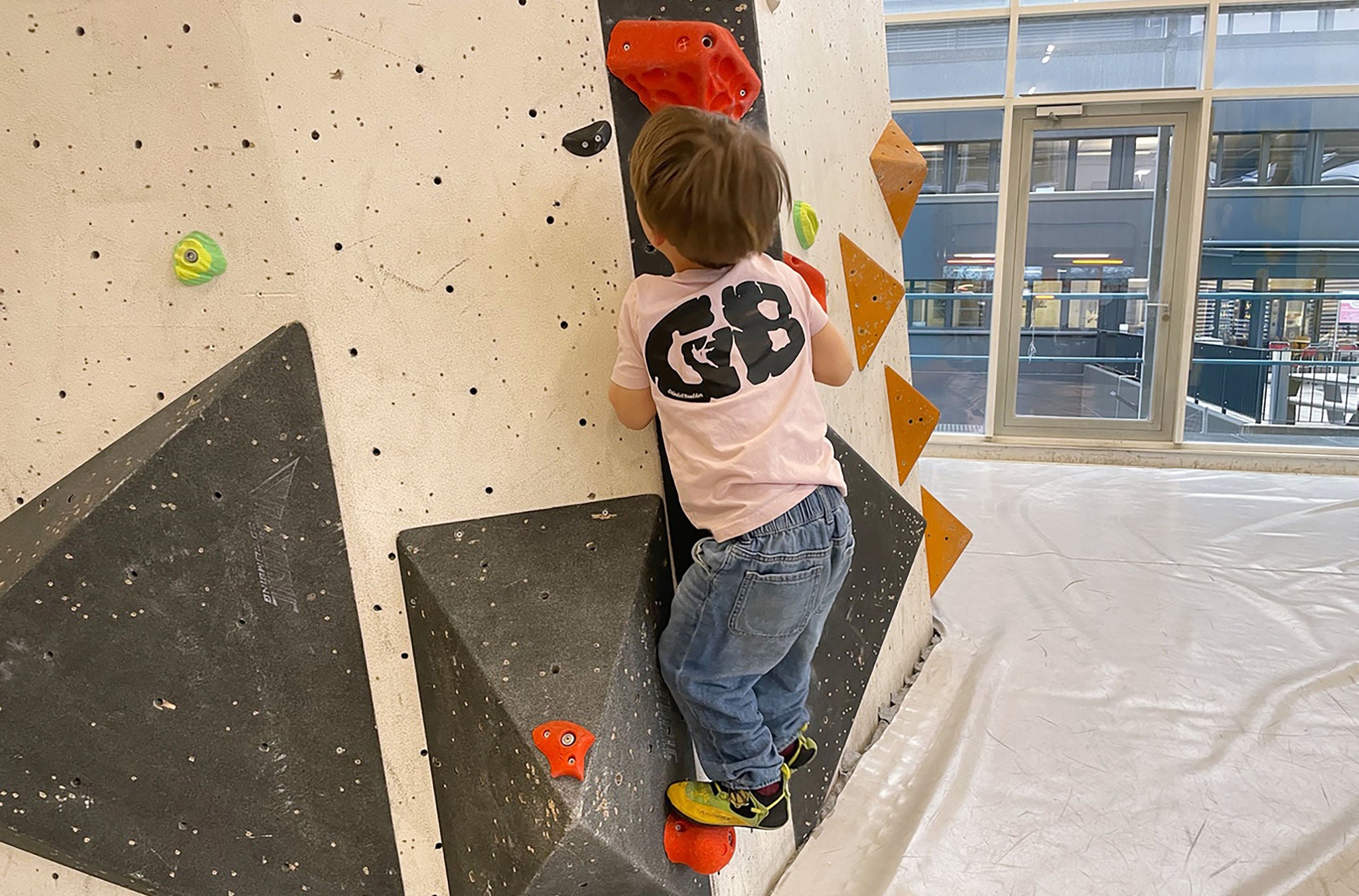Kind auf der Kletterwand im Milandia