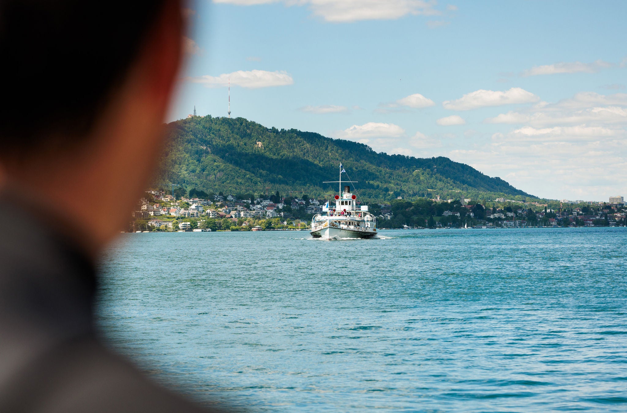Schiff auf dem Zürichsee mit Blick vom Boutique Hotel Sonne Küsnacht