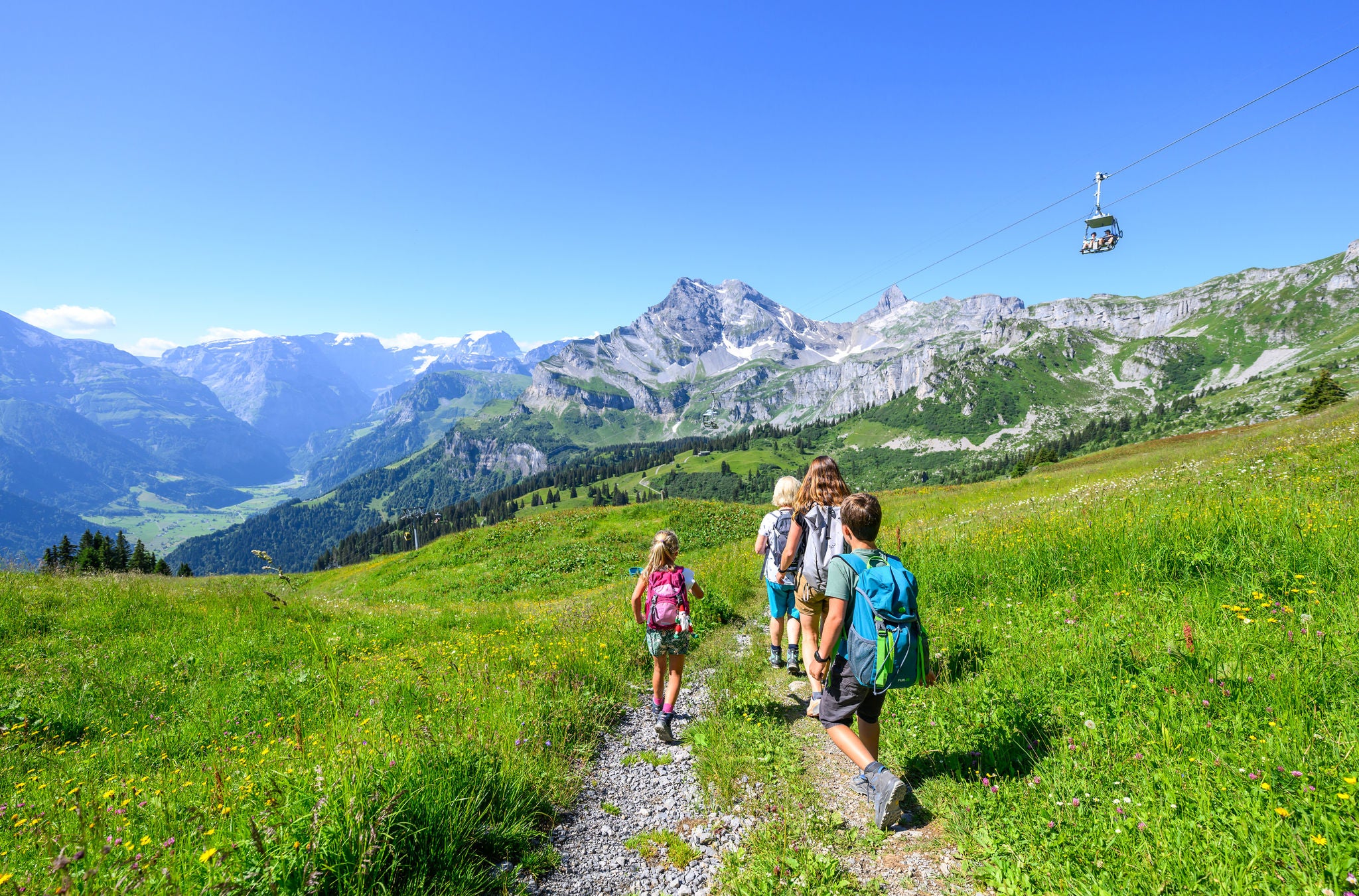 Vier Kinder auf Wanderweg in Braunwald.