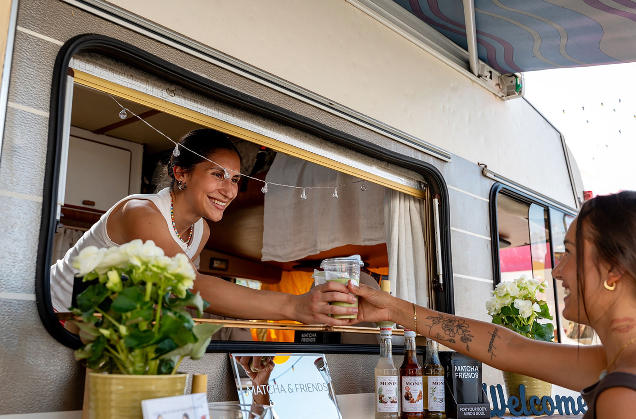 Frau verkauft Getränke aus Fenster von Street Food Festival Zürich Foodtruck