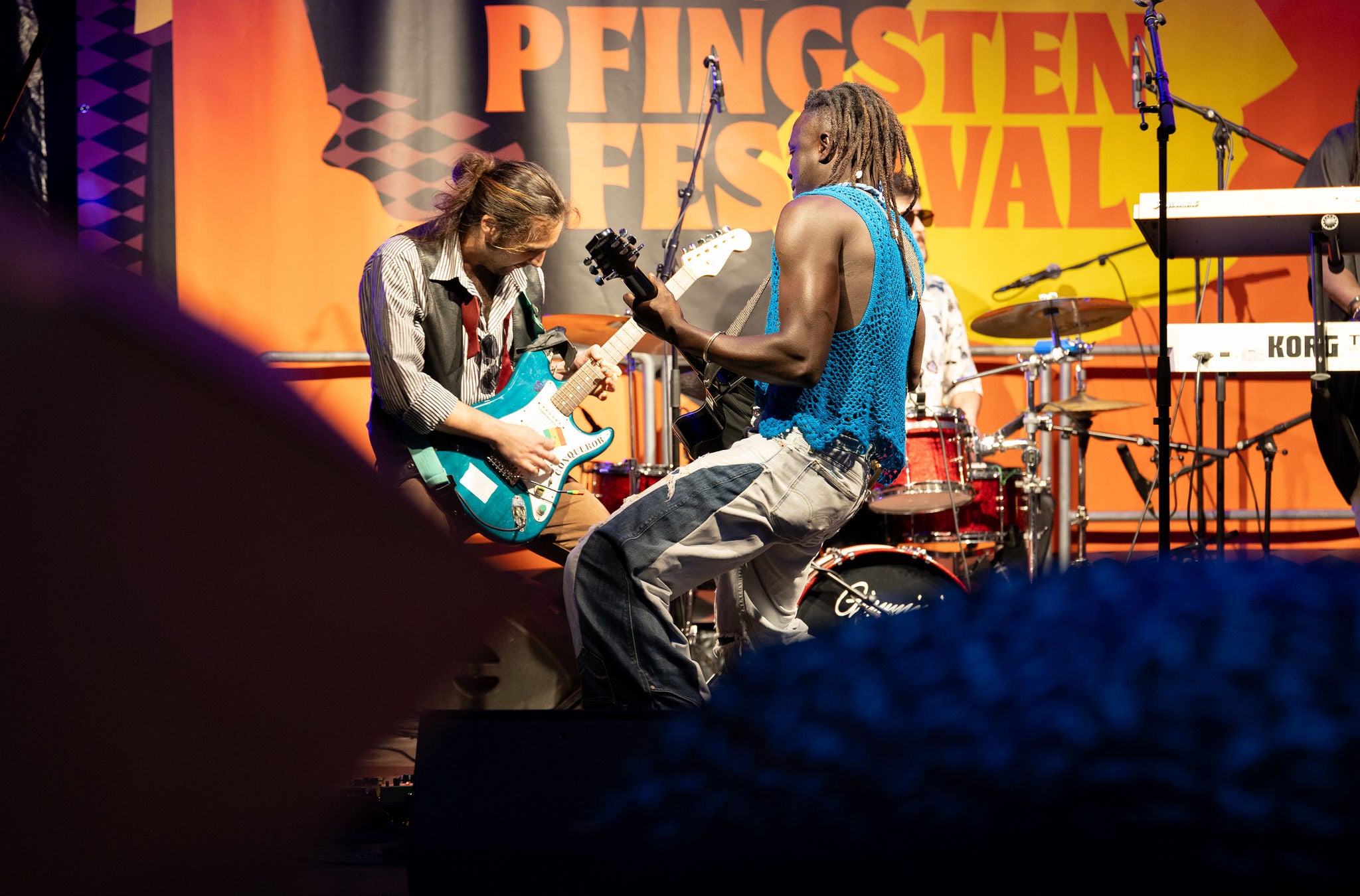 Musiker auf der Bühne im Rahmen von Afro-Pfingsten Winterthur