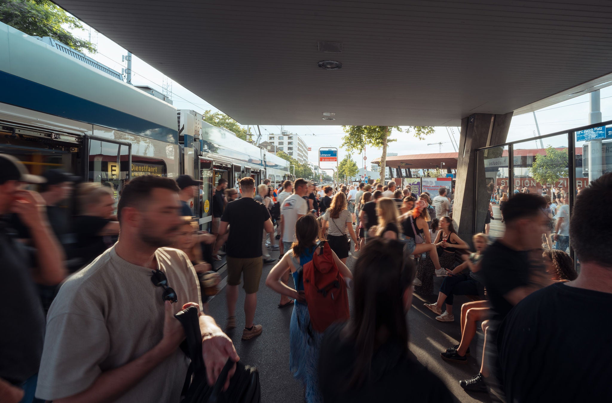 Menschen steigen aus Tram für Konzert. 