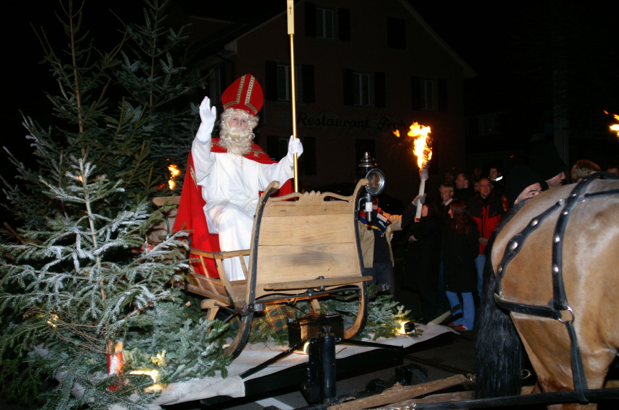 St. Niklaus Einzug am Weihnachtsmarkt Dietikon
