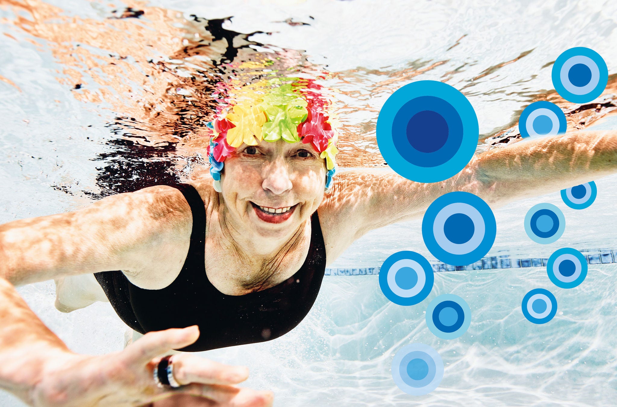 Frau unter Wasser mit ZVV-Grafikelementen Eine Frau mit farbiger Badekappe unter Wasser, rechts im Bild sind farbige ZVV-Elemente.