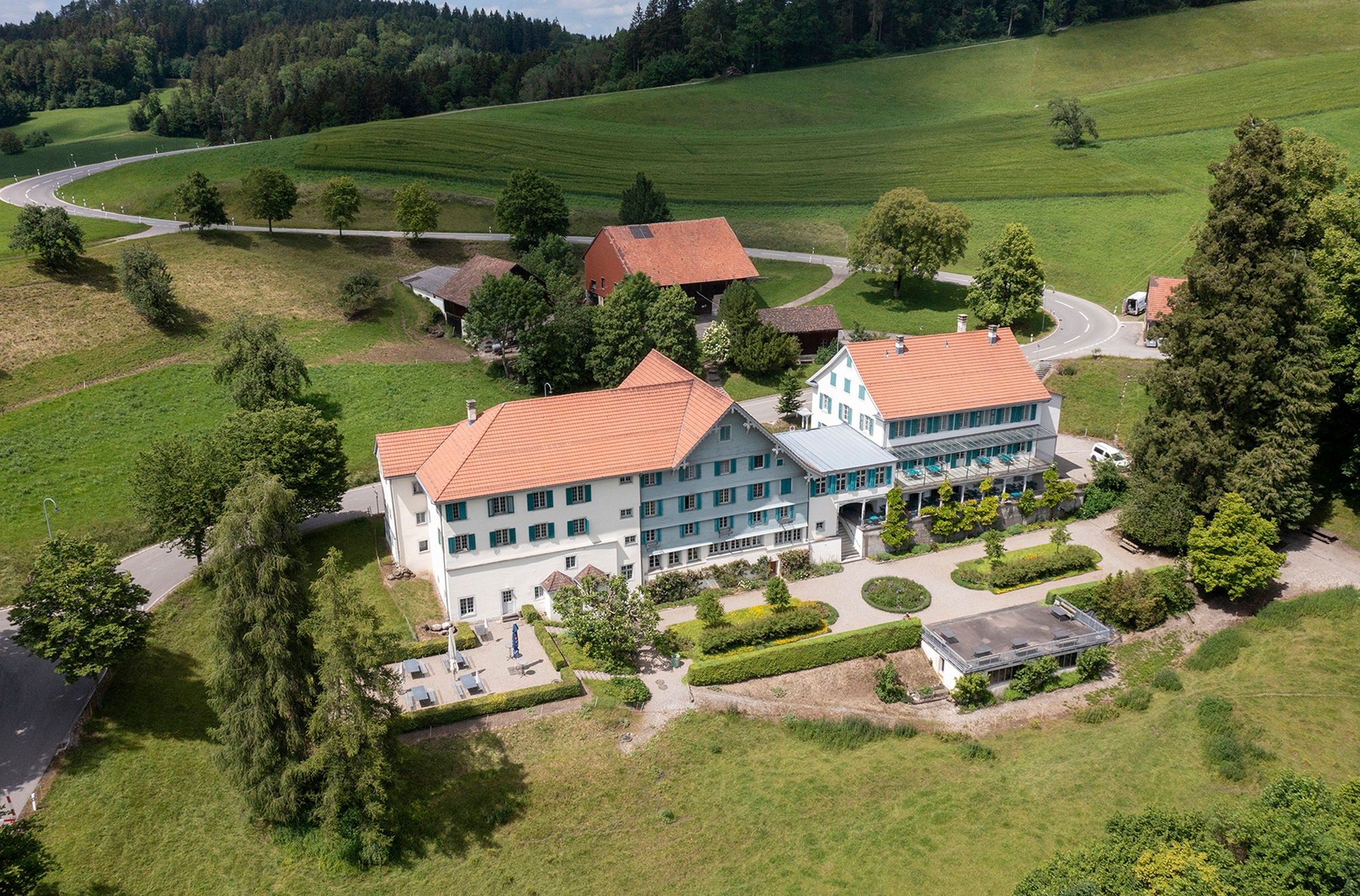 Der Gasthof Gyrenbad im Turbental von Aussen im Sommer. 