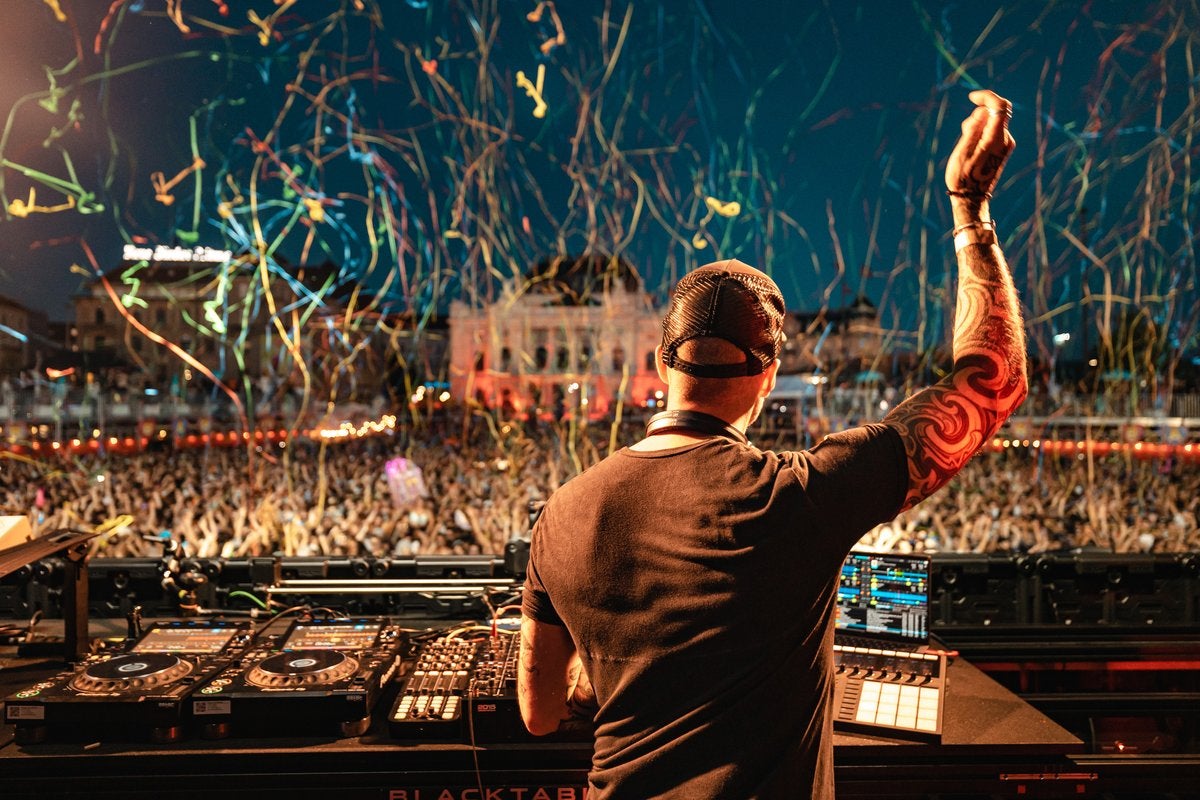 DJ auf Bühne in der Nacht.