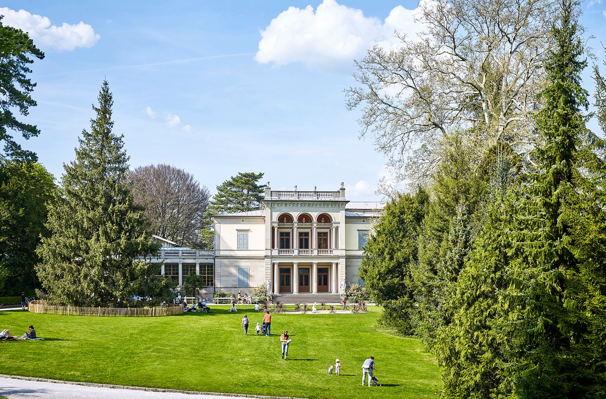 Das Museum Rietberg von aussen mit grünem Umschwung.