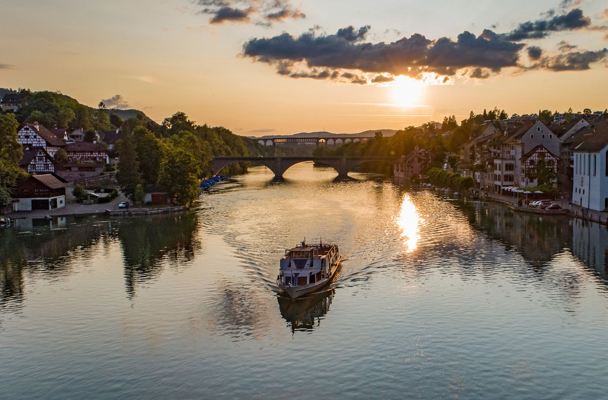 Ein Schiff der Schifffahrt-Züri-Rhy-Flotte bei Sonnenuntergang auf dem Rhein. 