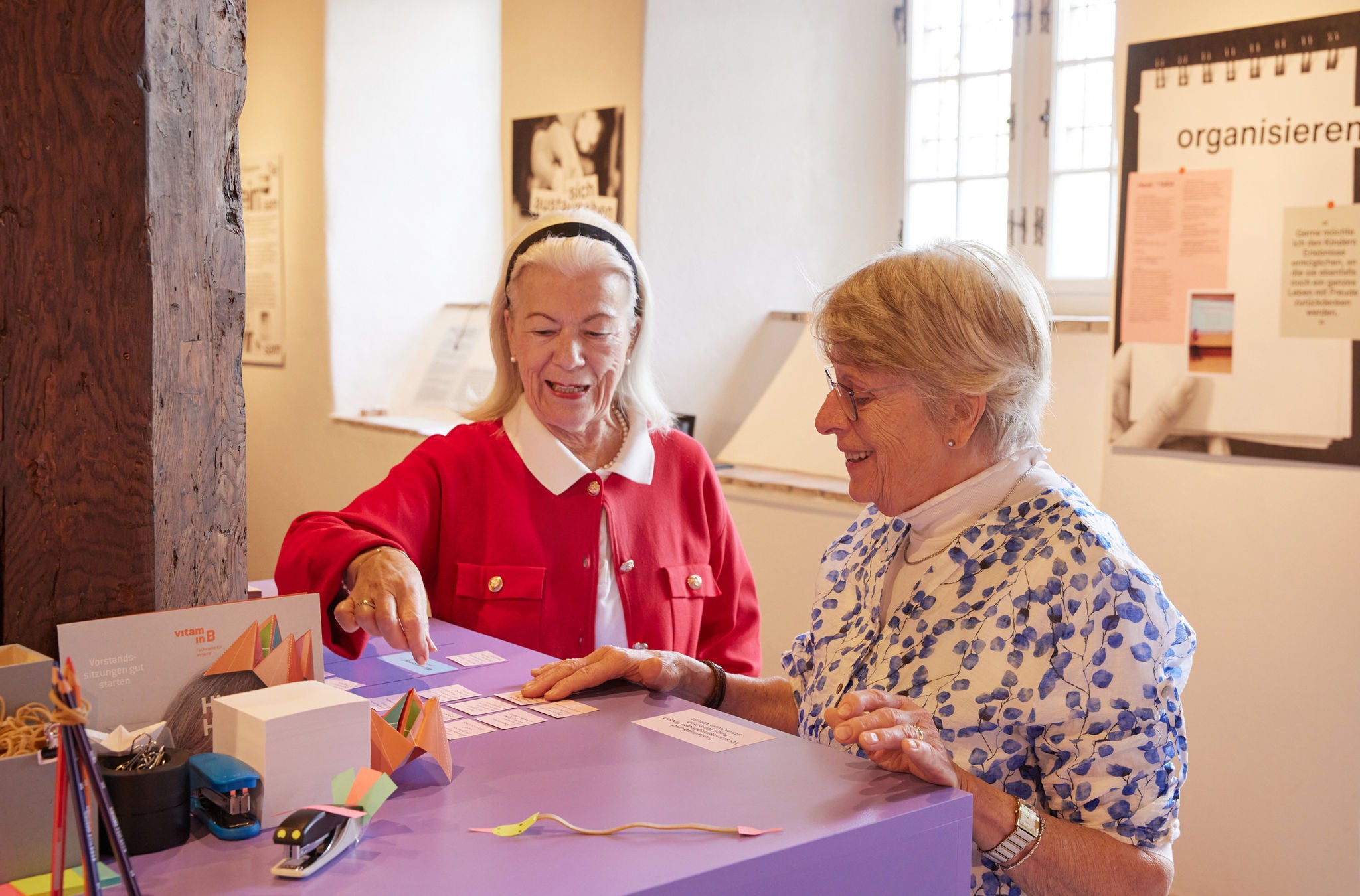 Zwei Frauen im Ortsmuseum Küsnacht in der Ausstellung Gemeinsam wirksam.