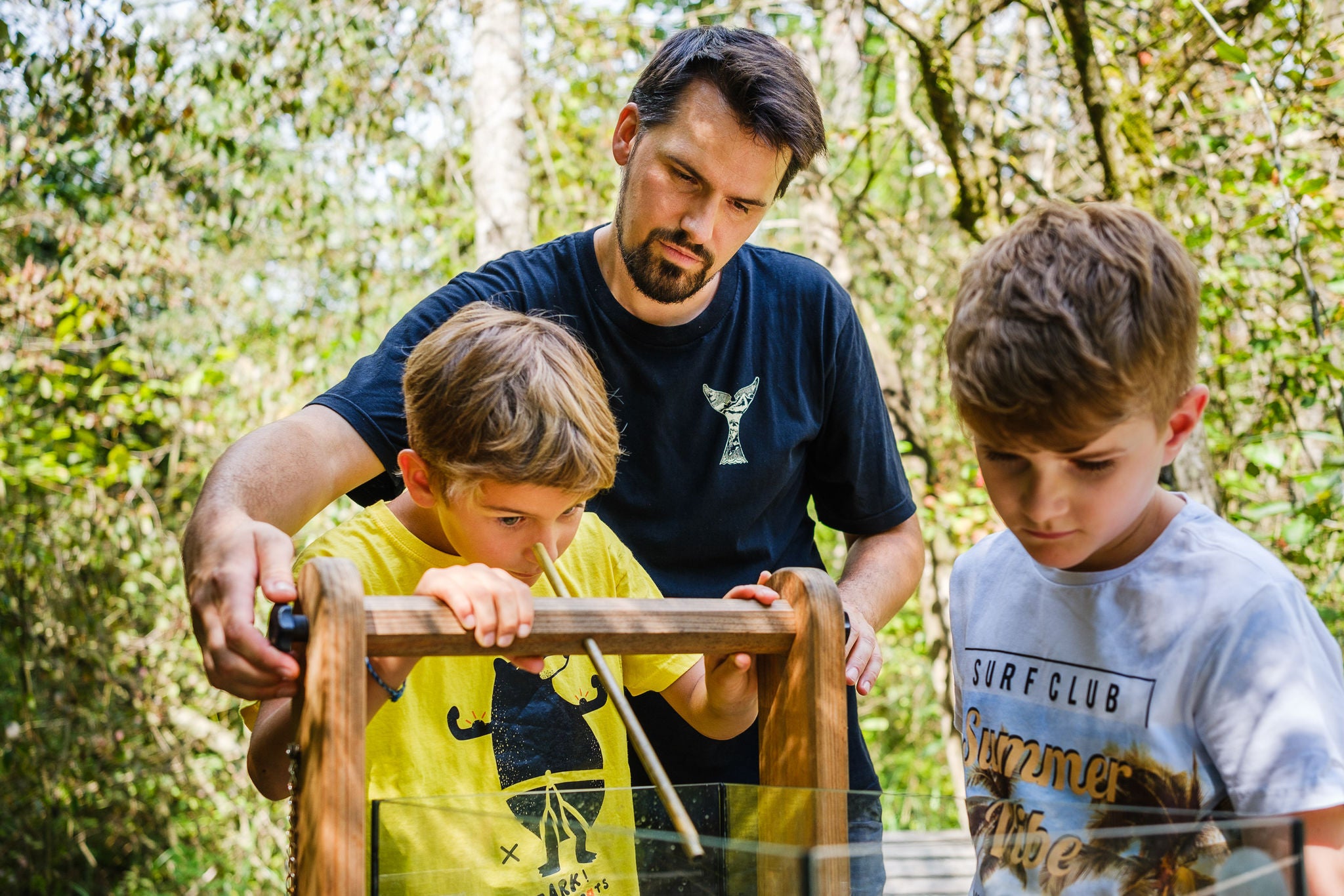 Vater mit zwei Kindern im Naturzentrum Thurauen. 