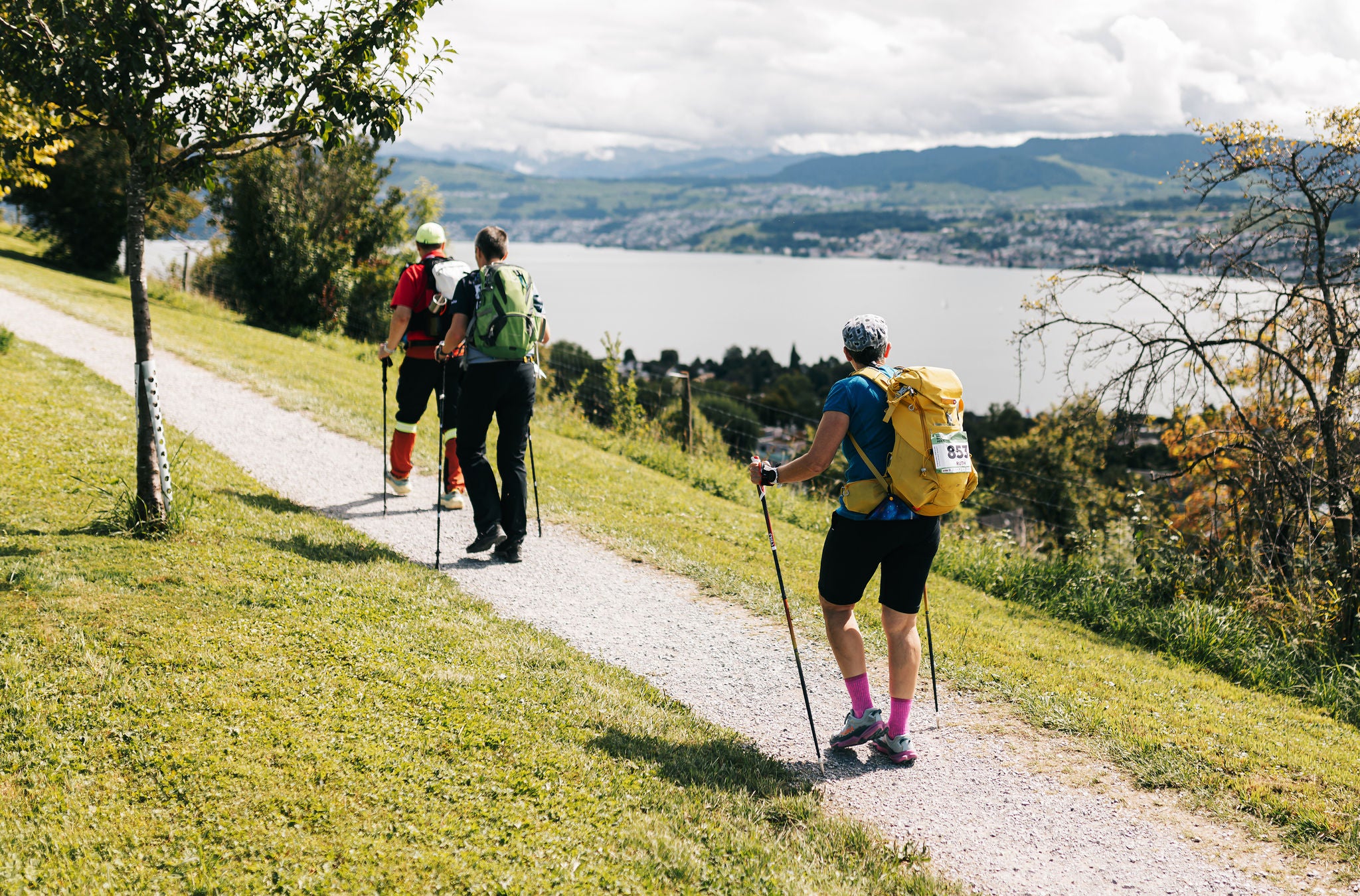 Eine Gruppe von mehreren Personen wandert bei schönstem Wetter und schöner Aussicht.