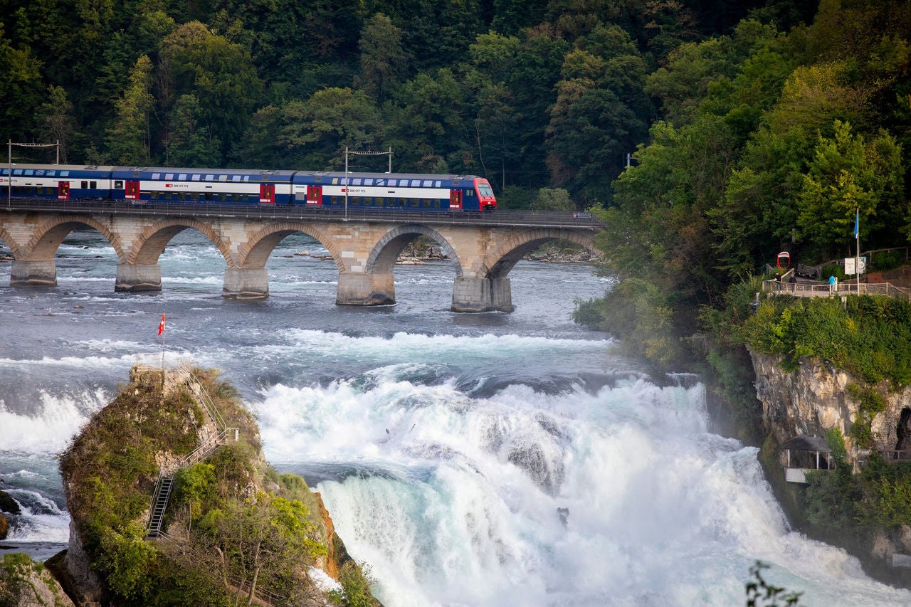 Die S-Bahn fährt über die Brücke am Rheinfall